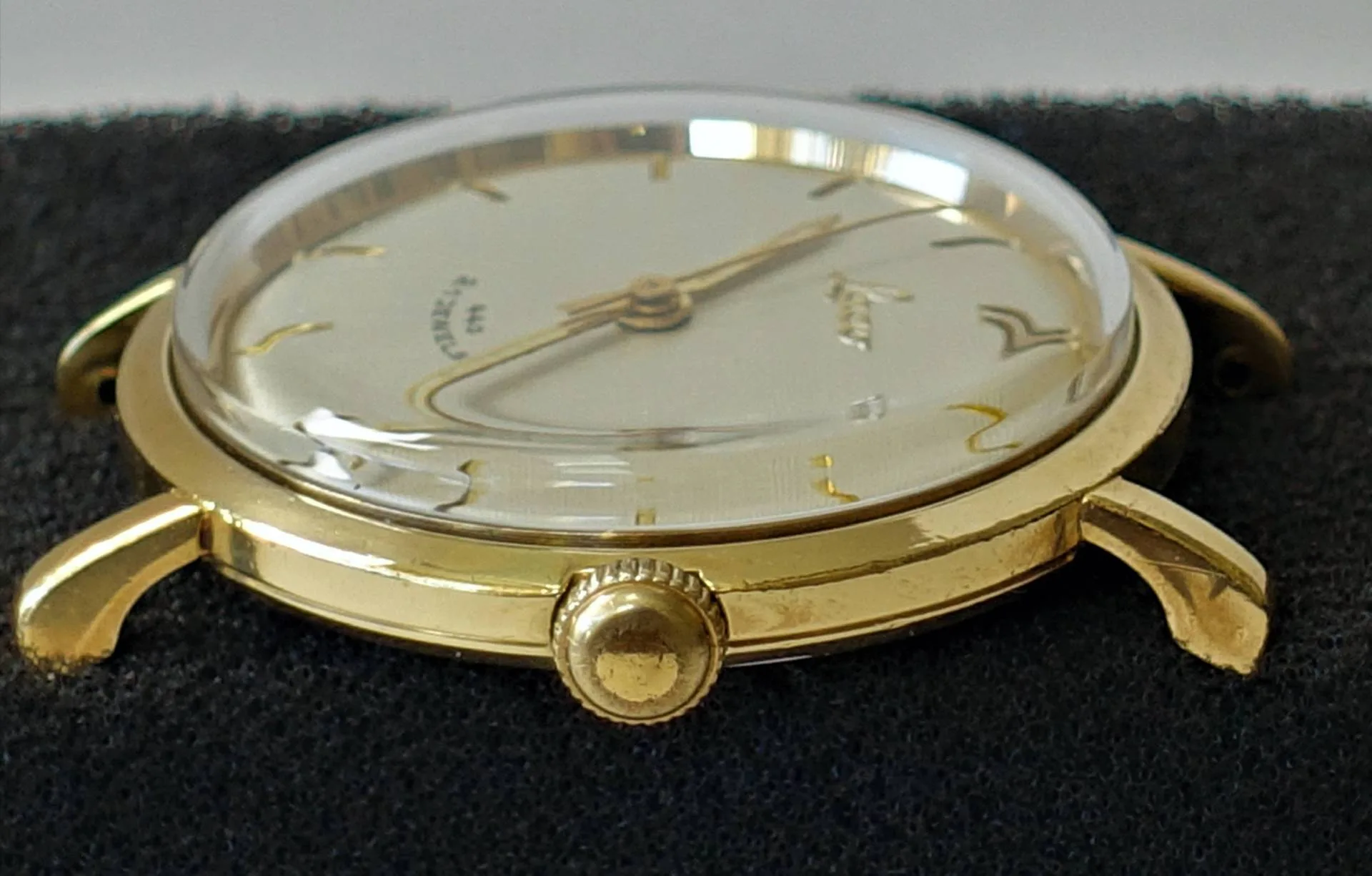 Uhrgehäuse goldfarben Rundes Uhrgehäuse in goldfarbener Ausführung mit montiertem Zifferblatt, Zeigern und Glas.