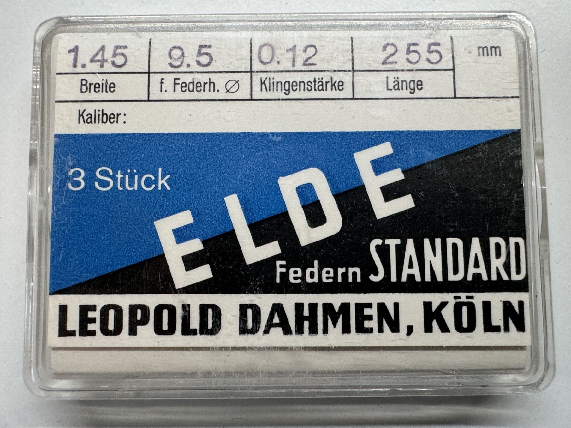 Set mit drei Uhrwerk-Federn in transparenter Kunststoffbox, beschriftet mit technischen Angaben.