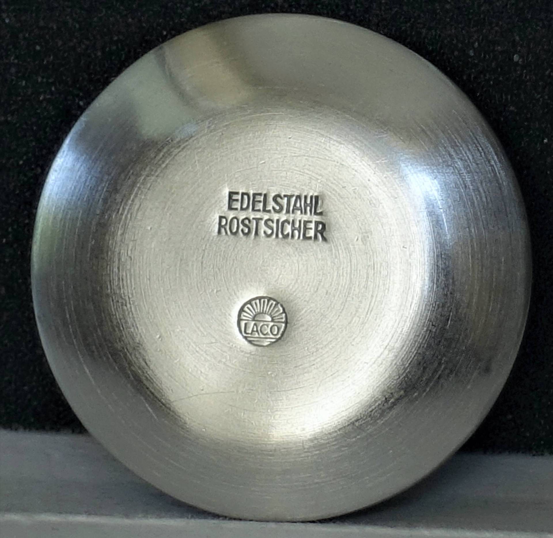 Silberfarbener Uhrenboden aus Edelstahl mit Laco-Logo und Prägung "Edelstahl Rostsicher".