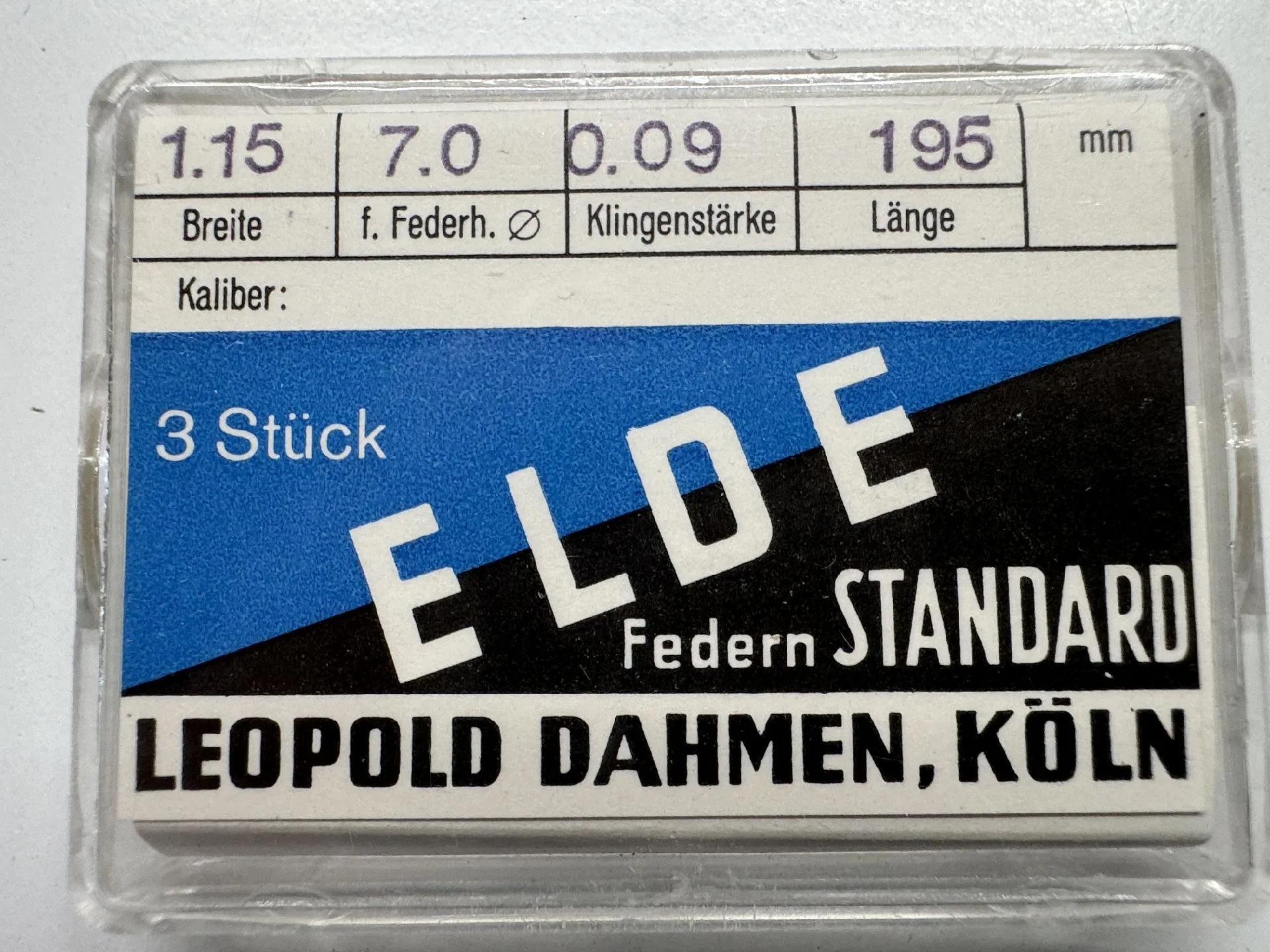 Verpackung mit drei Ersatz-Uhrwerkfedern für Armbanduhren.