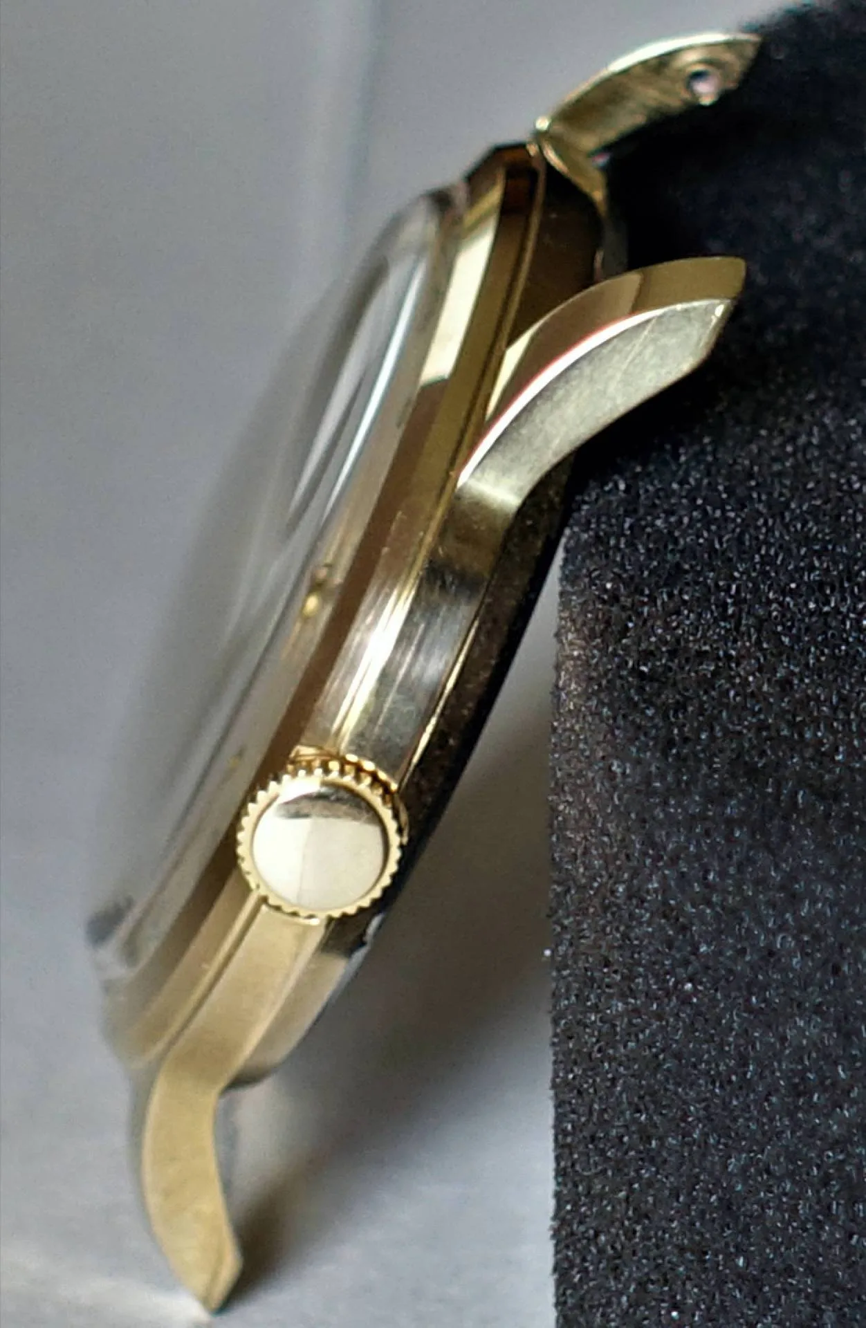 Gehäuse goldfarben Seitliches Uhrengehäuse in goldfarbener Ausführung mit Krone.