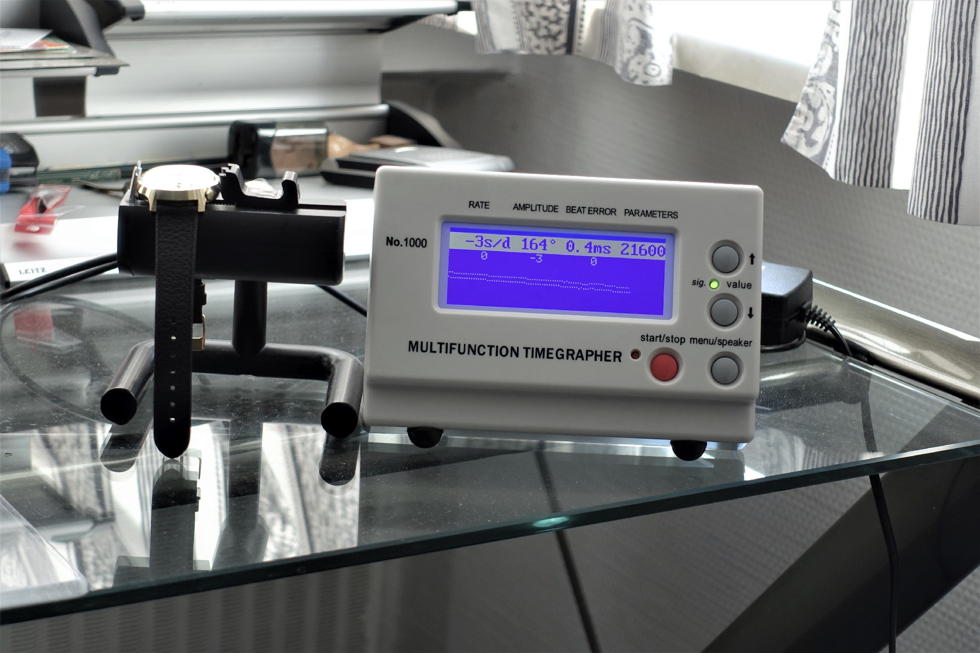 Elektronisches Zeitwaagen Messgerät mit digitaler Anzeige zur Prüfung mechanischer Uhren.