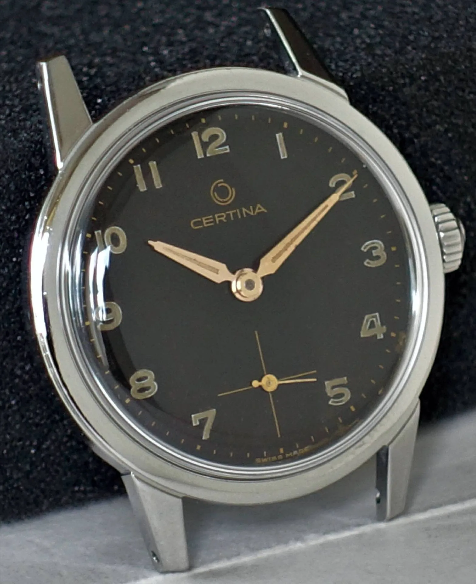 Silberfarbene Certina Armbanduhr mit schwarzem Zifferblatt und goldfarbenen Zeigern.