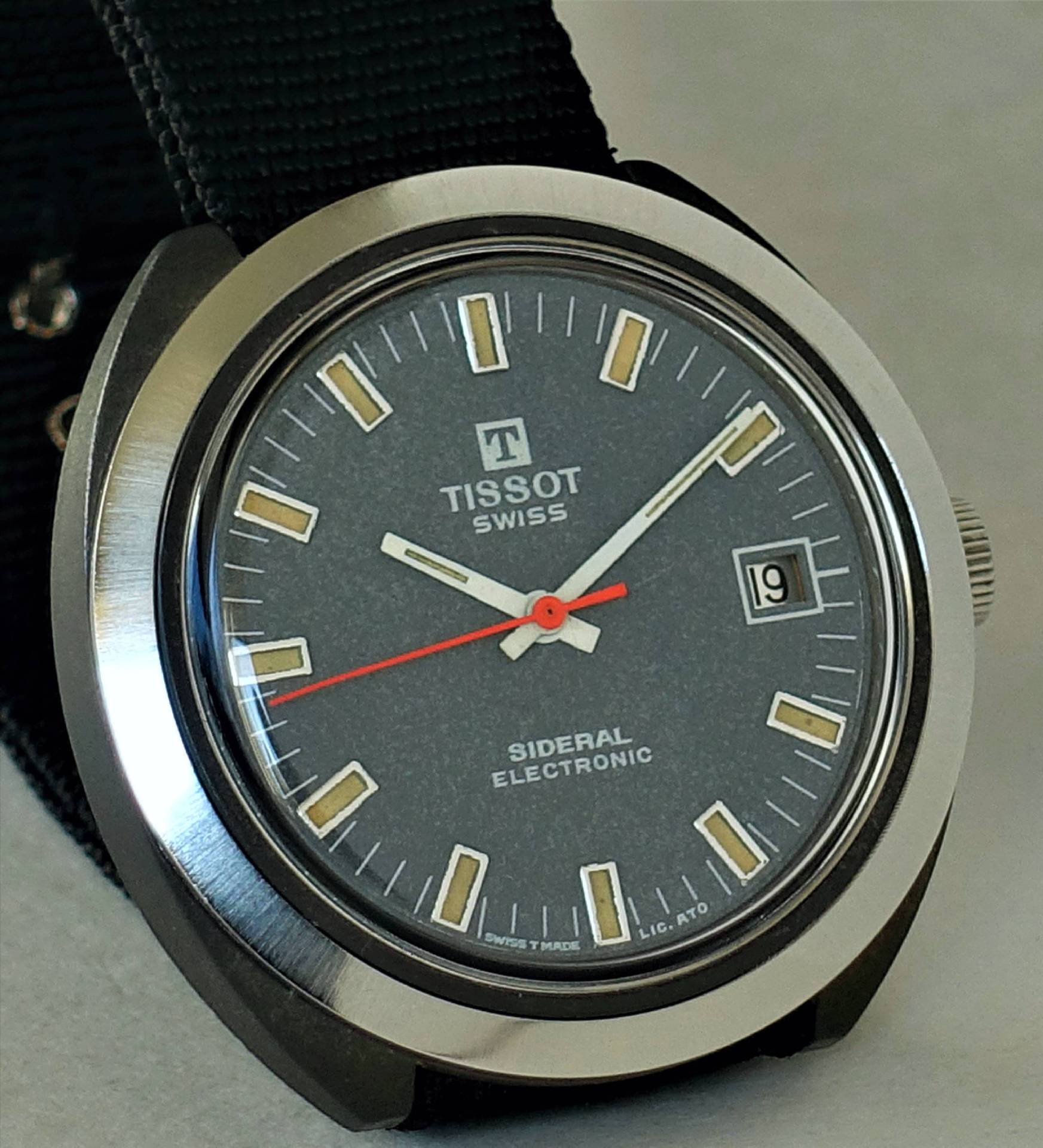 Elegante Tissot Sideral Electronic Armbanduhr mit grauem Ziffernblatt und schwarzem Armband