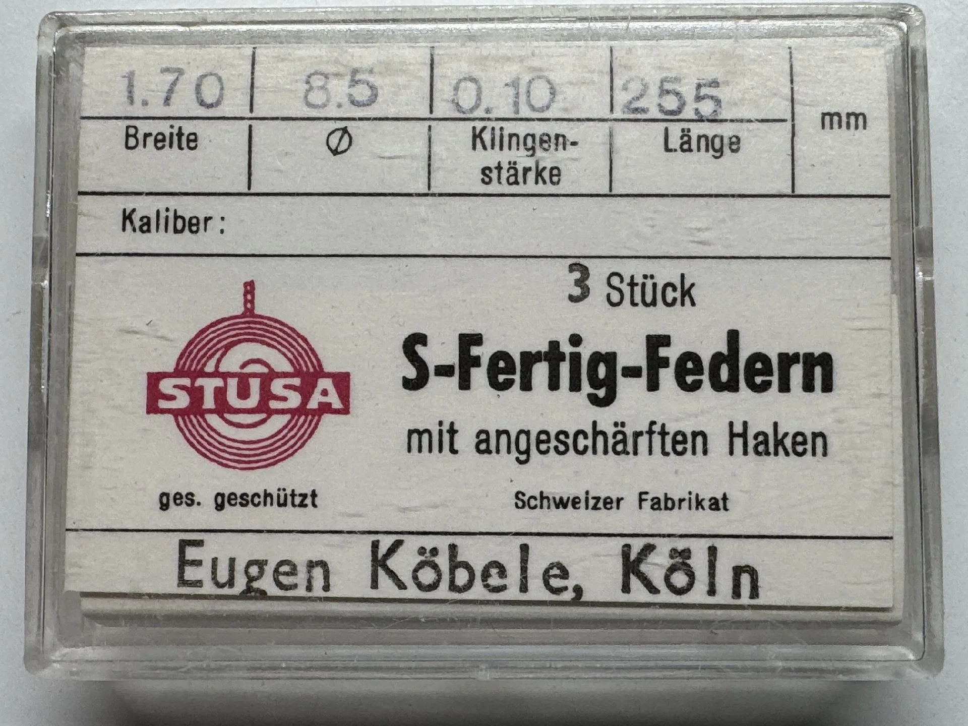 Kunststoffdose mit drei Uhrmacher-Federn der Marke STUSA mit angeschärften Haken.