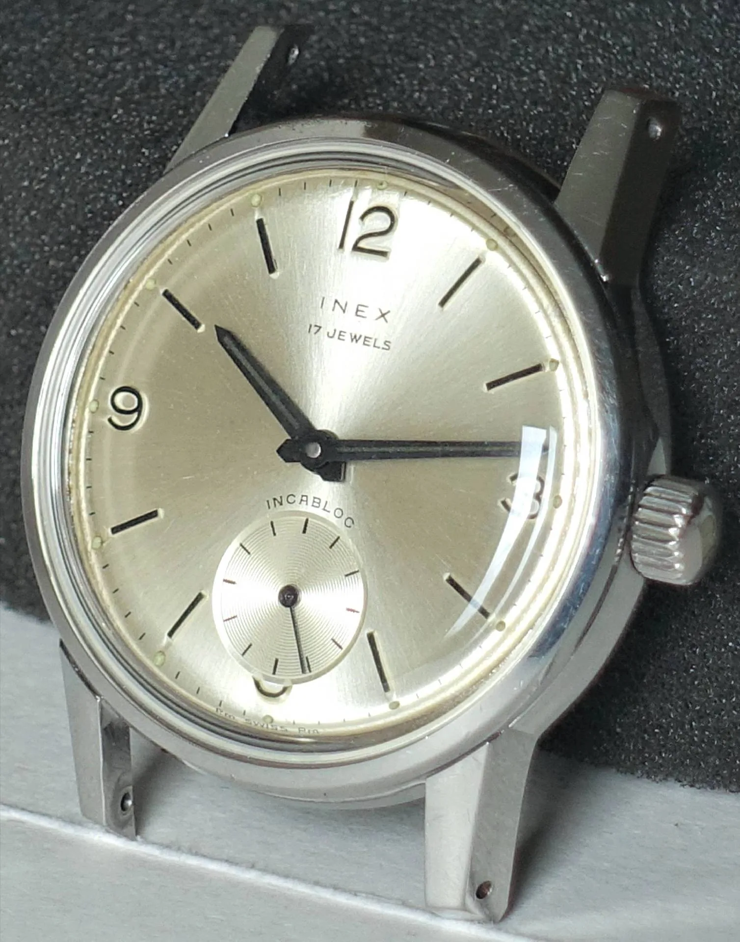 Elegante INEX Armbanduhr mit 17 Rubinen Nahaufnahme der INEX Armbanduhr mit elegantem Ziffernblatt