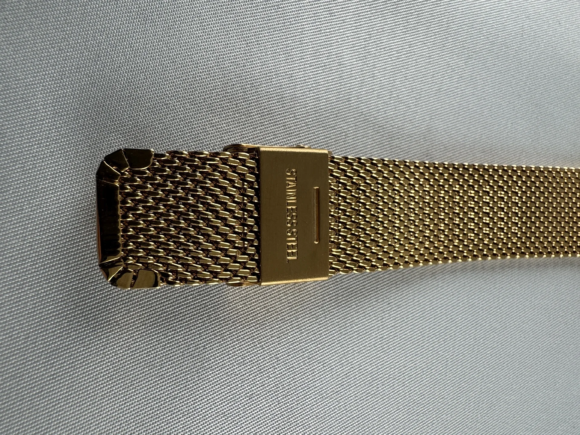 Milanaise Uhrenarmband goldfarben Goldfarbenes Milanaise-Armband aus Edelstahl für Armbanduhren.
