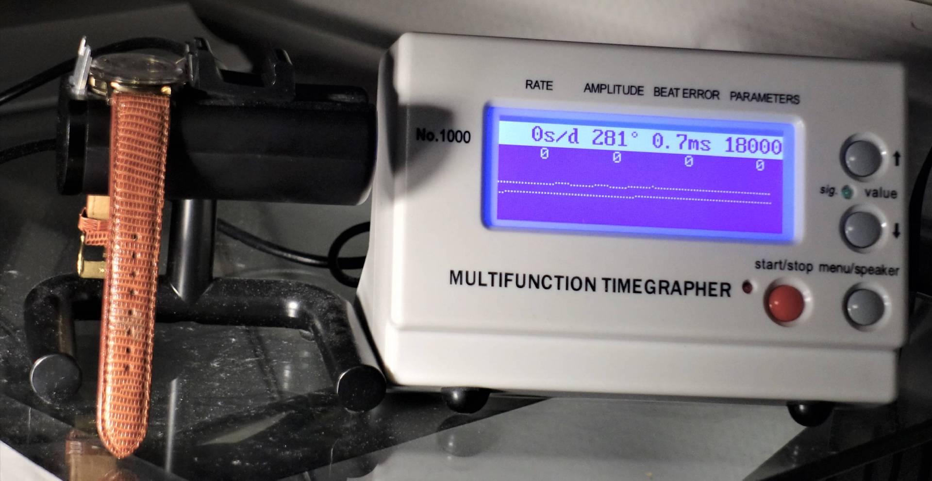 Weißes elektronisches Messgerät zur Überprüfung der Ganggenauigkeit von mechanischen Uhren.