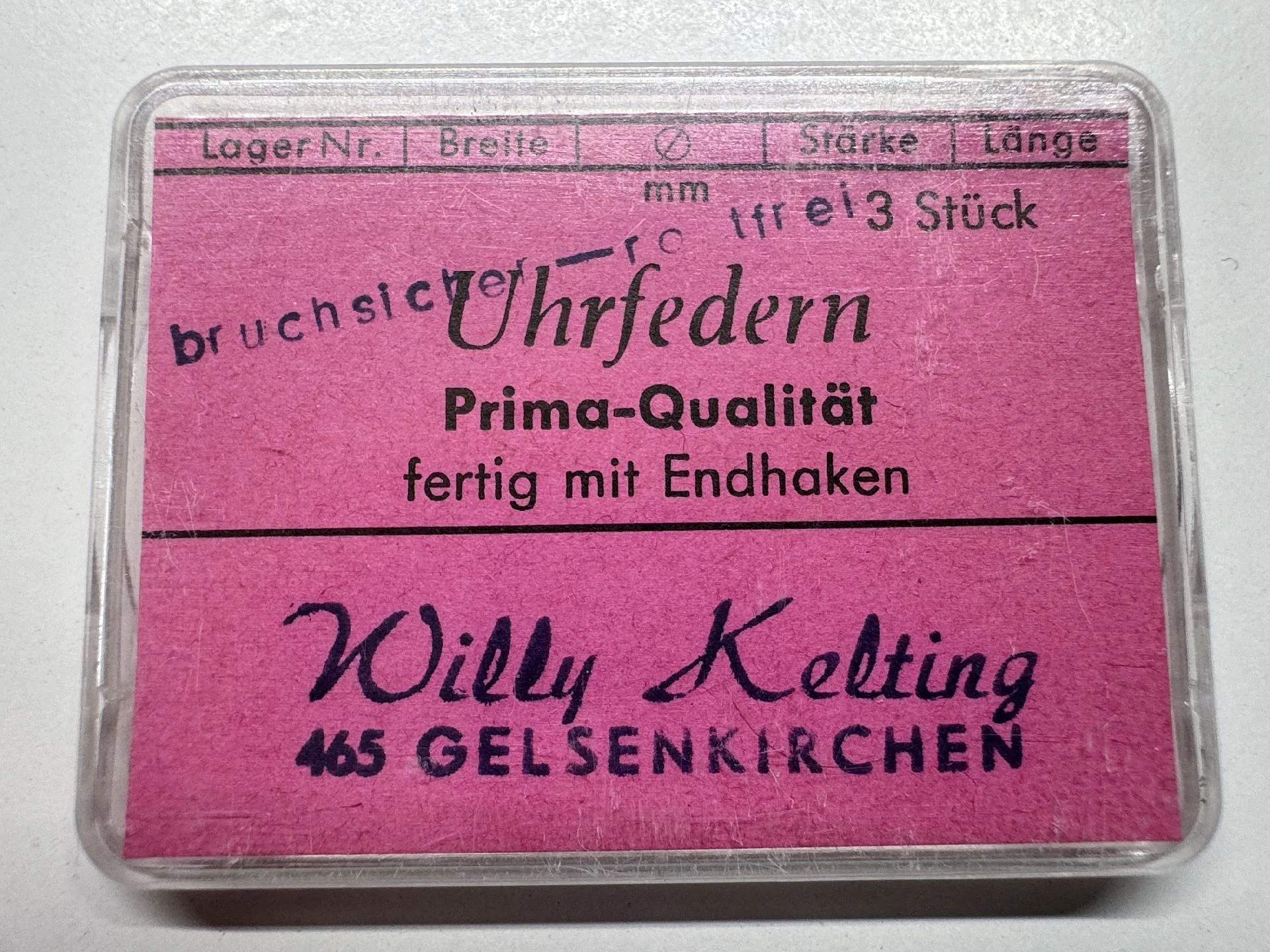 Uhrfedern mit Endhaken Verpackung mit drei bruchsicheren Uhrfedern für Uhren, fertig mit Endhaken.