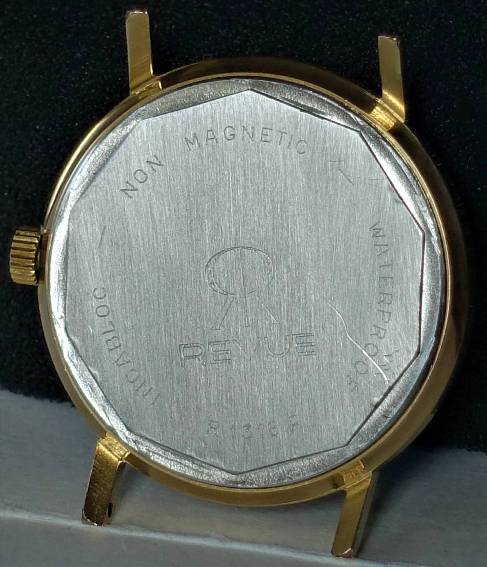 Revue Uhrgehäuse goldfarben Rundes Uhrgehäuse in goldfarbener Ausführung mit silberfarbener Rückseite und Revue-Gravur.