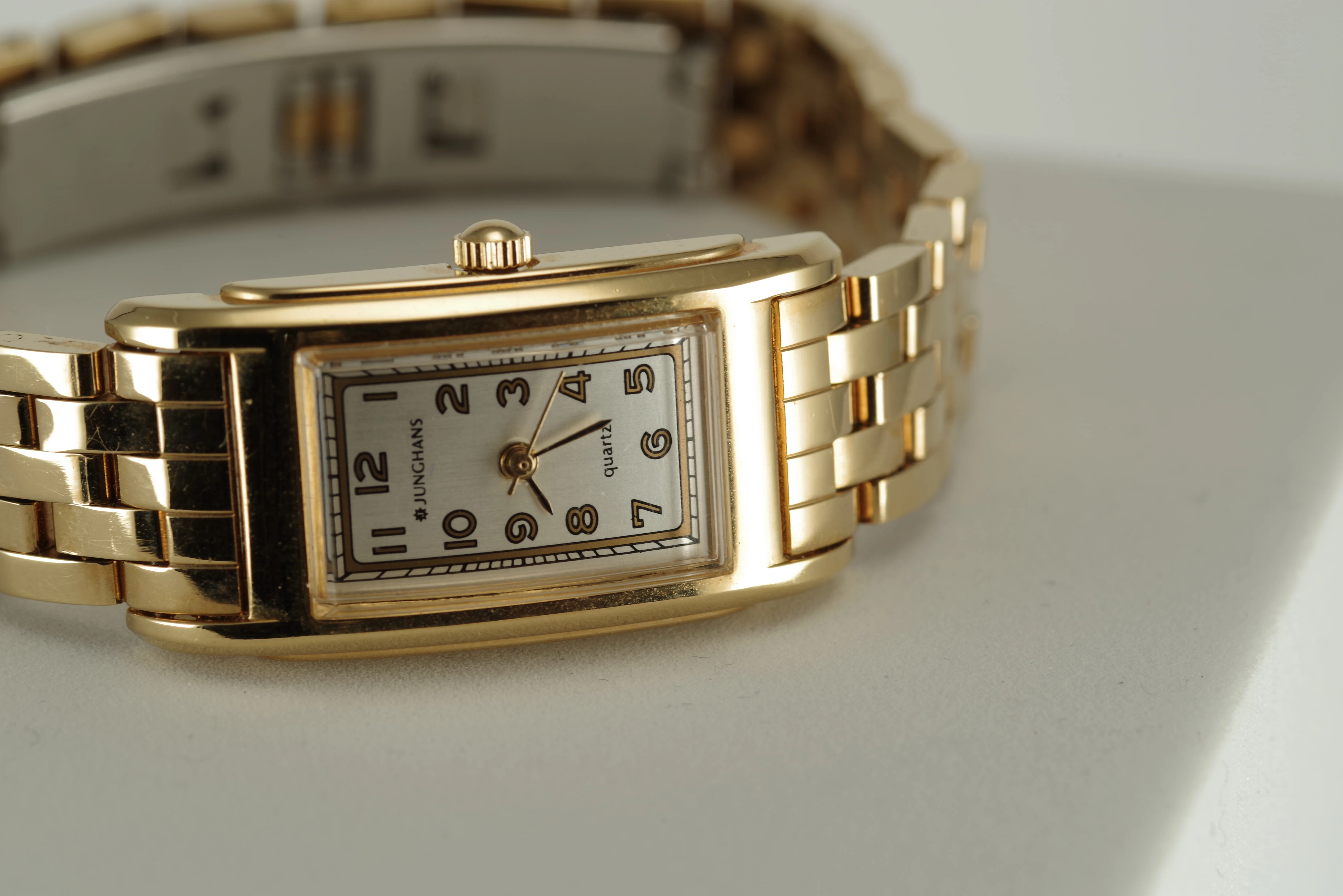 Damen Junghans Vintage Quarz Armbanduhr goldfarbenes Gehäuse mit Metallarmband