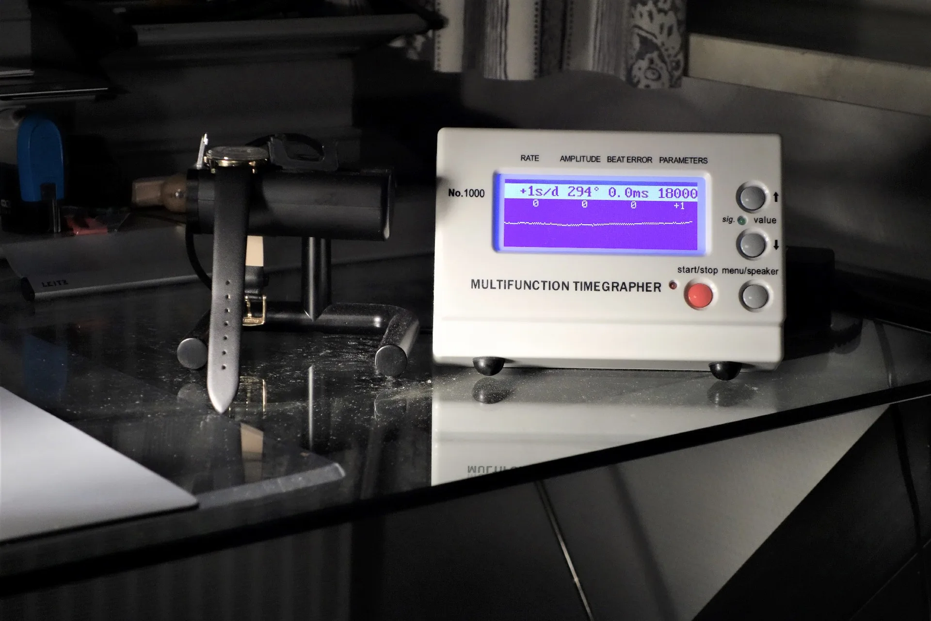 Zeitwaagen Messgerät Weißes elektronisches Zeitwaagen Messgerät zur Überprüfung von mechanischen Uhren.