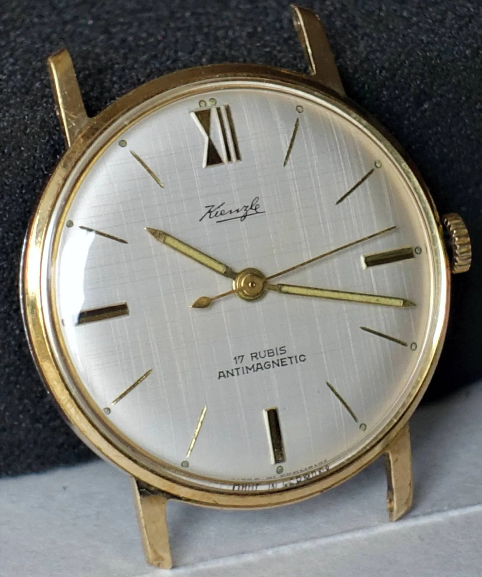 Kienzle Armbanduhr goldfarben Goldfarbene Armbanduhr mit weißem Zifferblatt und goldfarbenen Zeigern.