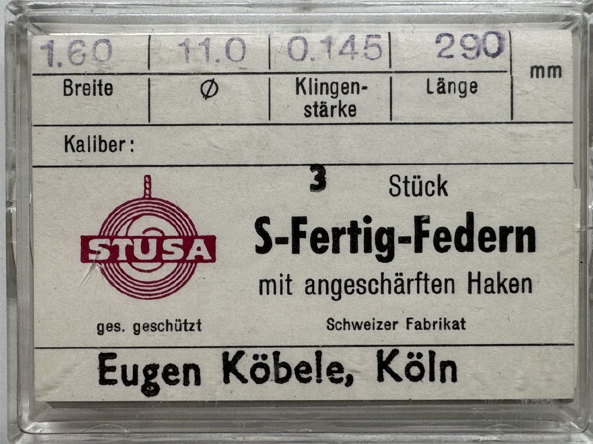 Verpackung mit drei S-Fertig-Federn für Uhrwerke mit angeschärften Haken.