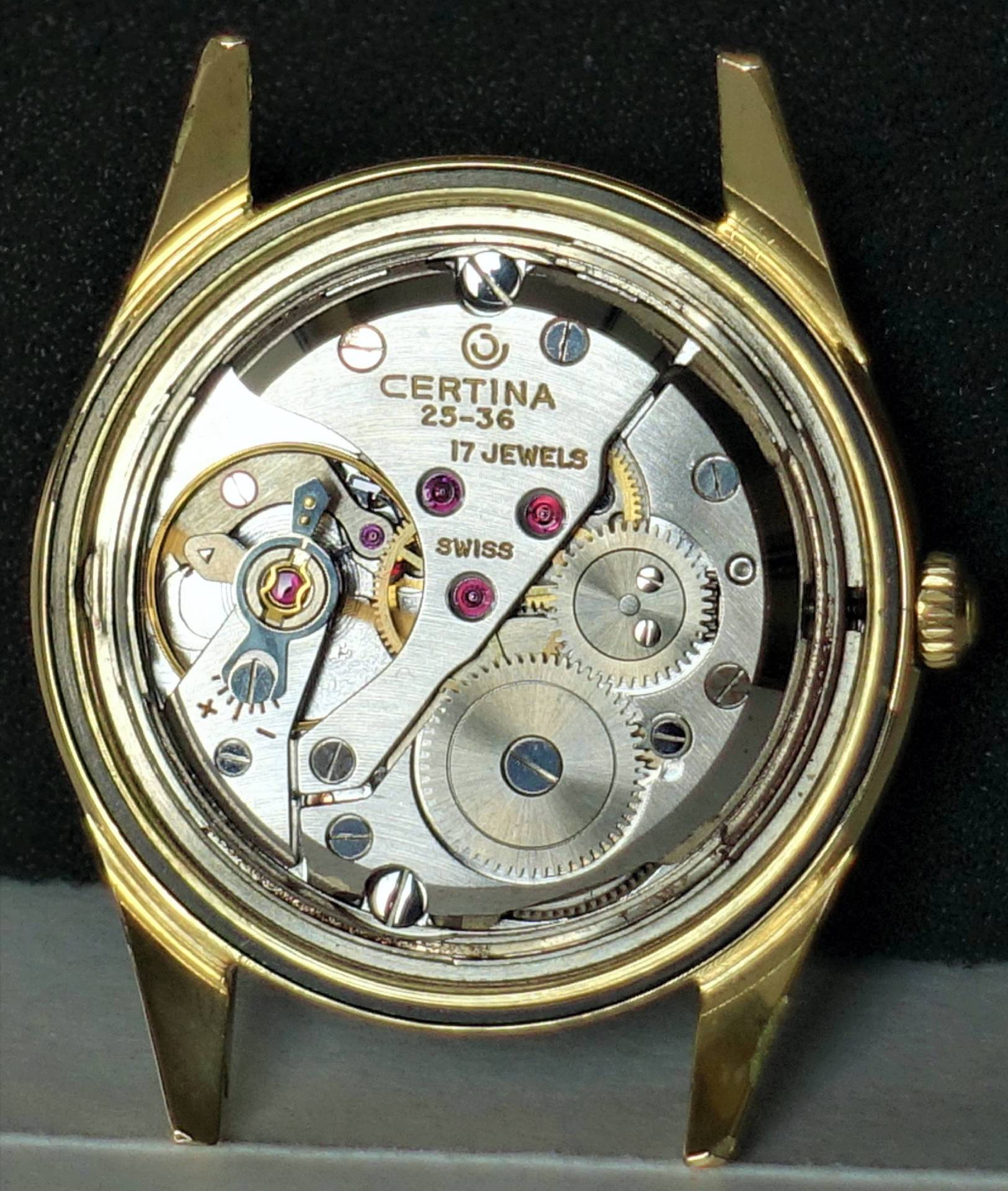 Mechanisches Uhrwerk Certina 25-36 mit sichtbaren Zahnrädern und goldfarbenem Gehäuse.