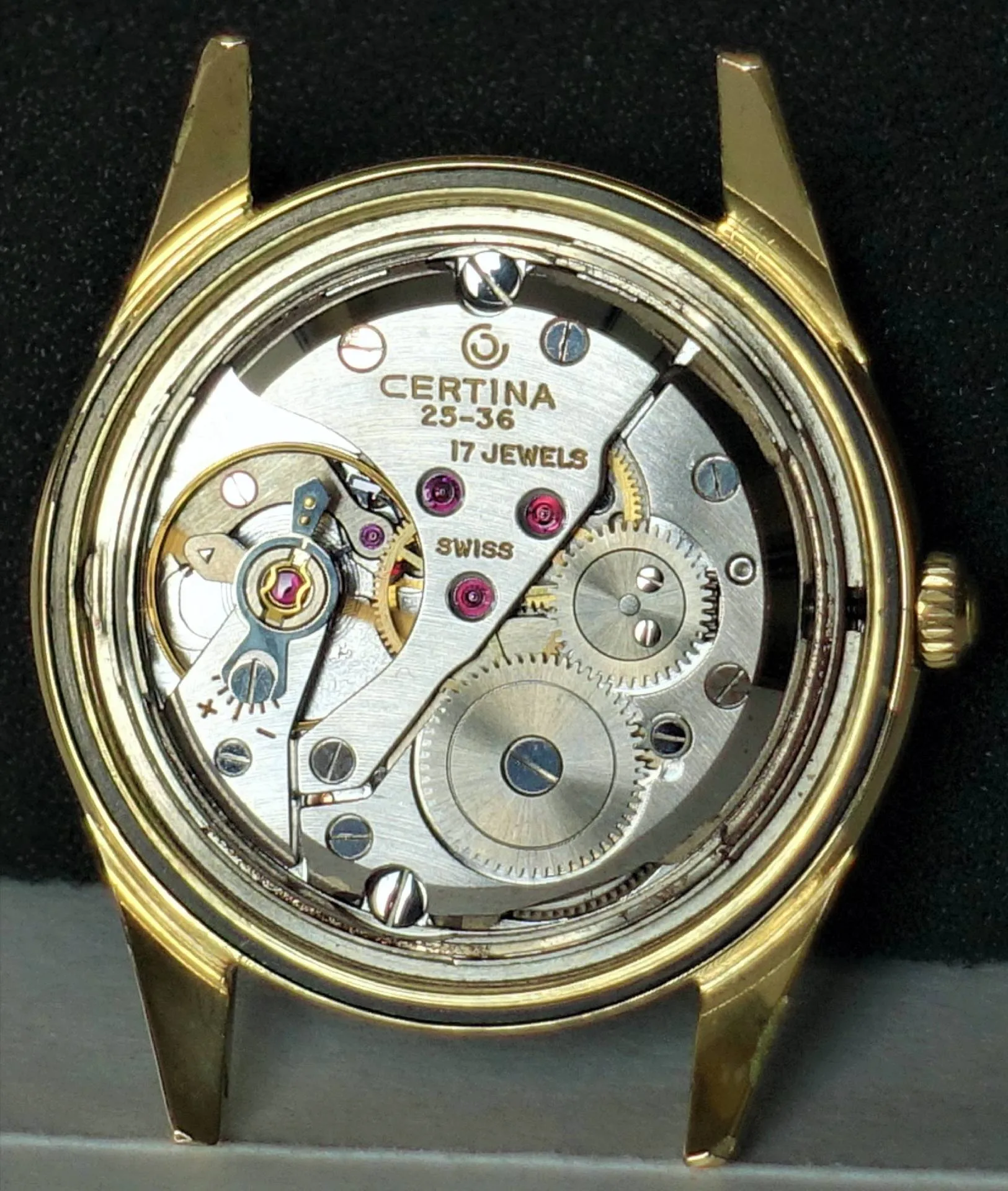 Certina Uhrwerk 25-36 Mechanisches Uhrwerk Certina 25-36 mit sichtbaren Zahnrädern und goldfarbenem Gehäuse.