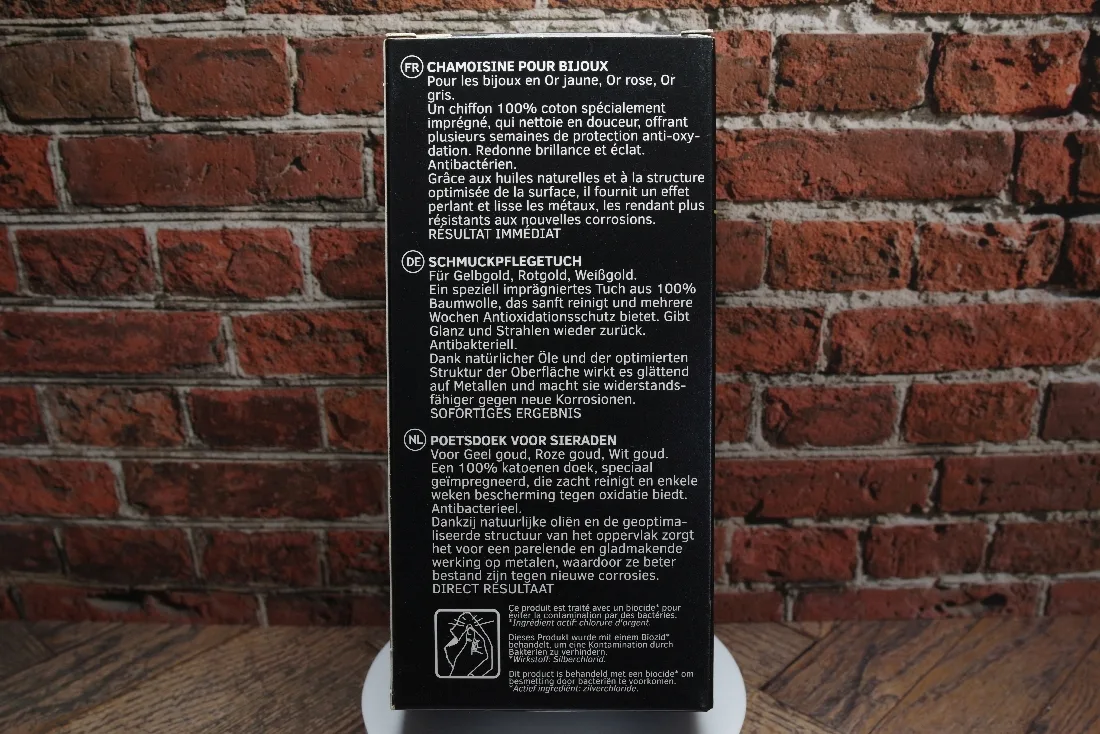 Schwarze Verpackung eines speziell imprägnierten Baumwolltuchs zur Reinigung und Pflege von Schmuck aus Gelbgold, Rotgold und Weißgold.