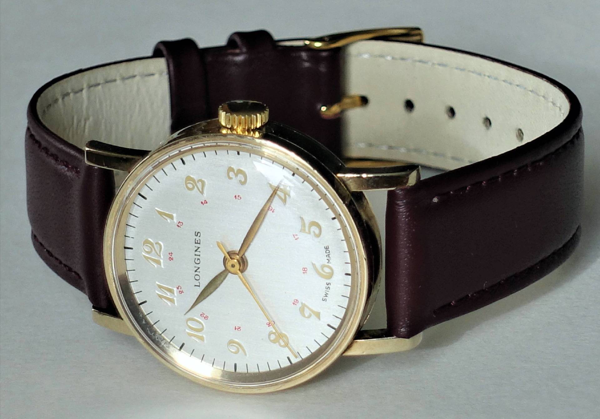 Elegante Longines Armbanduhr auf braunem Lederarmband mit silbernem Ziffernblatt