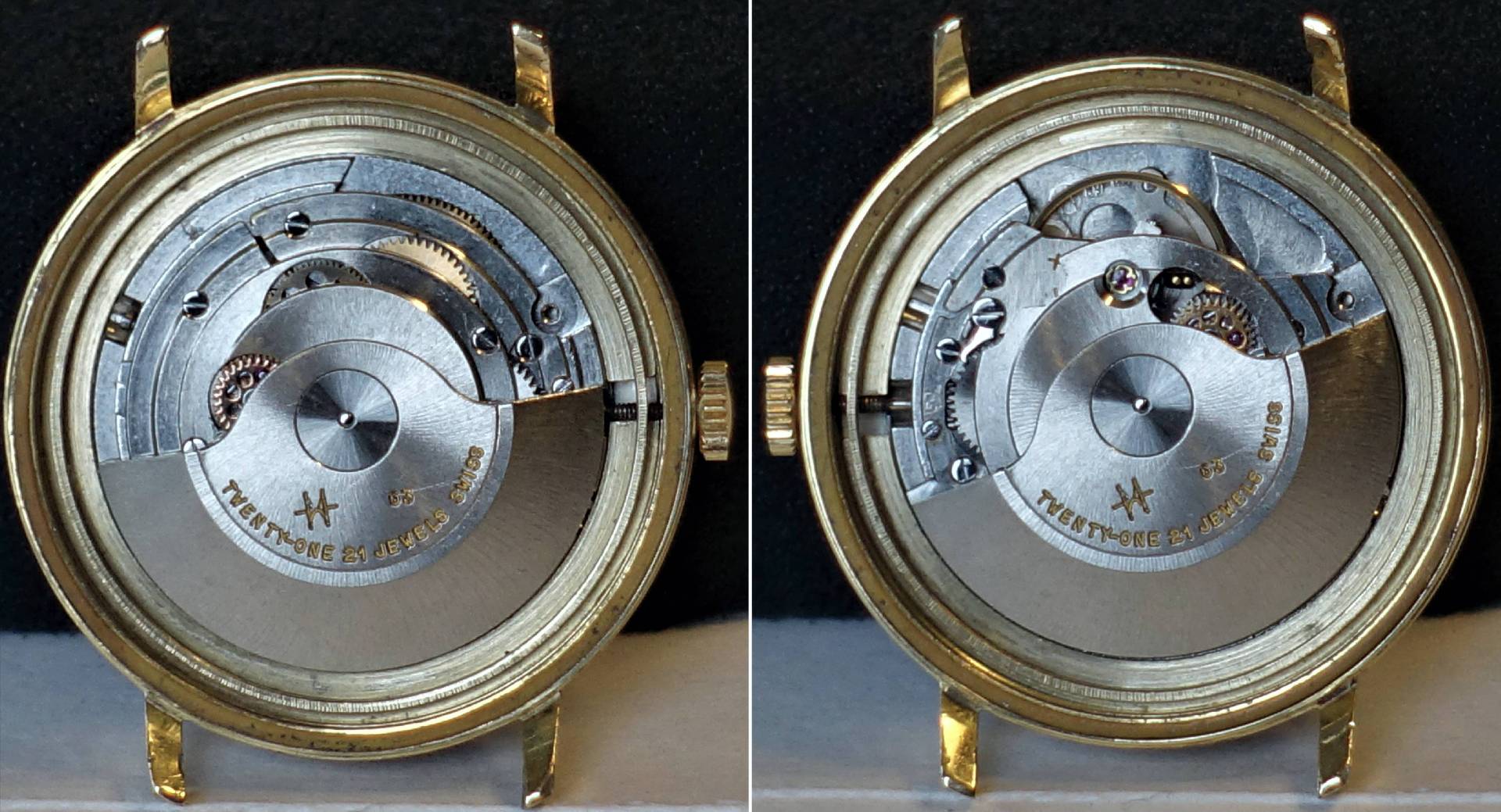Silberfarbenes Automatik-Uhrwerk in einem goldfarbenen Uhrengehäuse, von oben sichtbar.