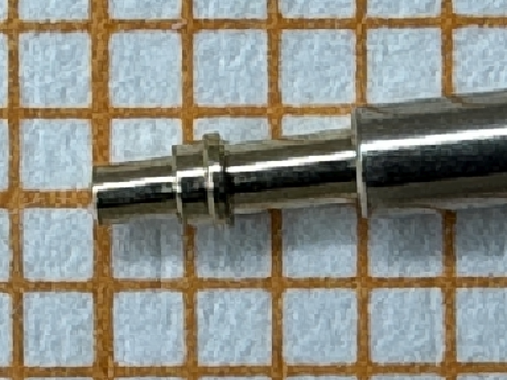 Silberfarbene Aufzugswelle aus Metall für Armbanduhren.