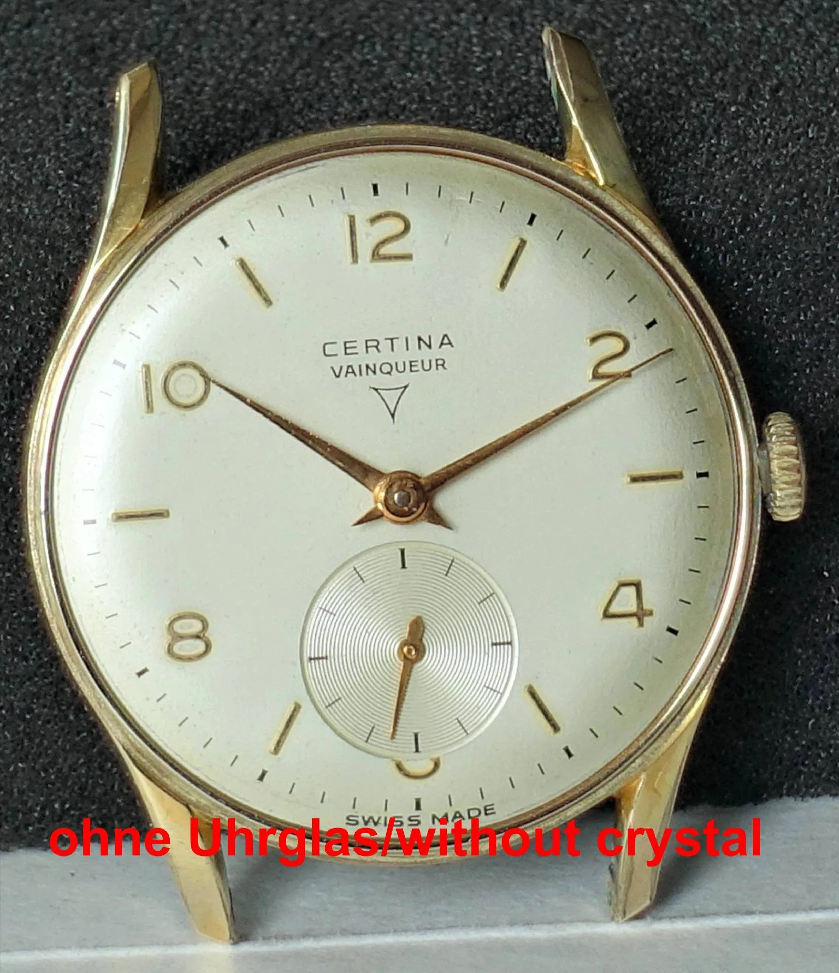Certina Vainqueur Uhr Runde, goldfarbene Armbanduhr mit hellem Zifferblatt und kleiner Sekunde, ohne Uhrglas.