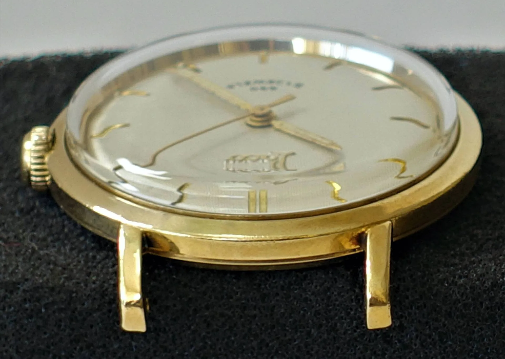 Analoguhr goldfarben Runde analoge Armbanduhr mit goldfarbenem Gehäuse und hellem Zifferblatt ohne Armband.
