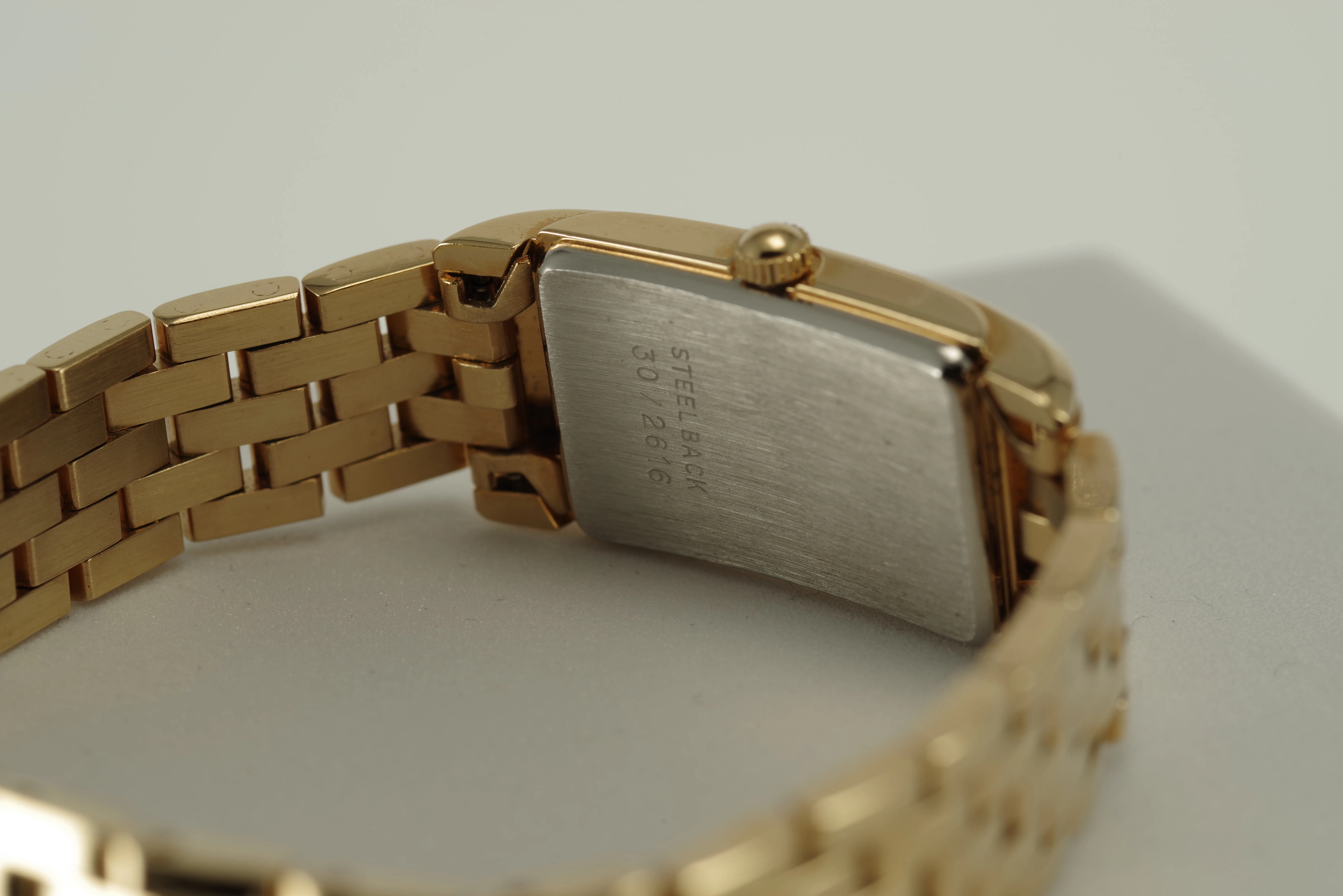 Damen Junghans Vintage Quarz Armbanduhr goldfarbenes Gehäuse mit Metallarmband Damen Junghans Vintage Quarz Armbanduhr goldfarbenes Gehäuse mit Metallarmband