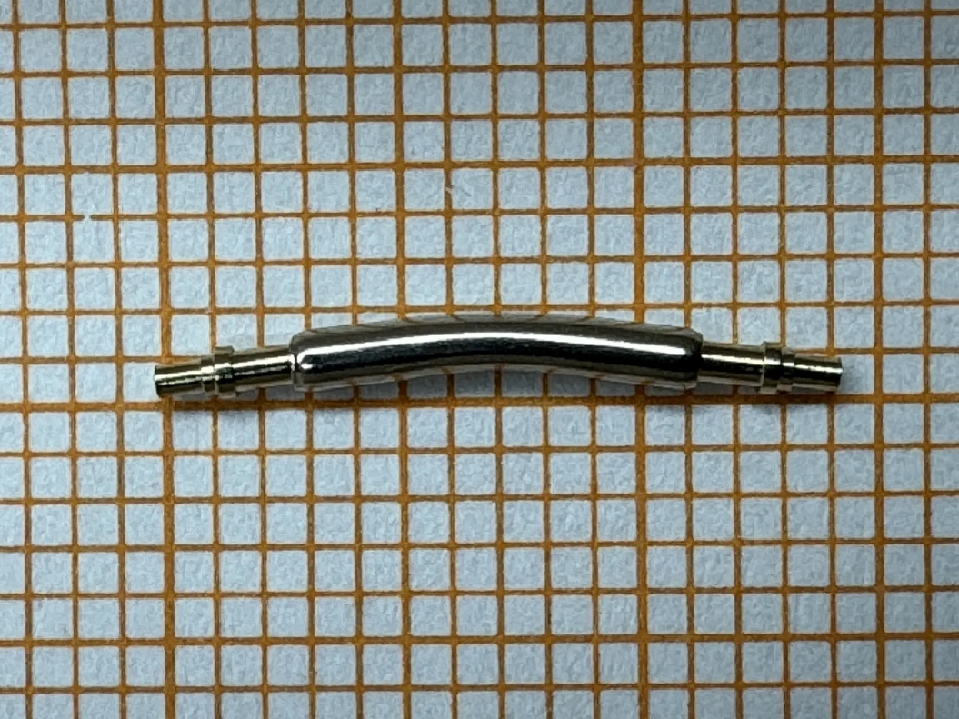 Gebogener Federsteg aus Metall für Uhrenarmbänder.