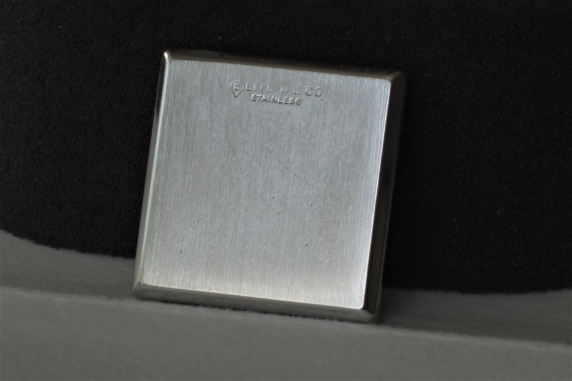 Quadratischer Gehäuseboden aus Edelstahl für Armbanduhren.
