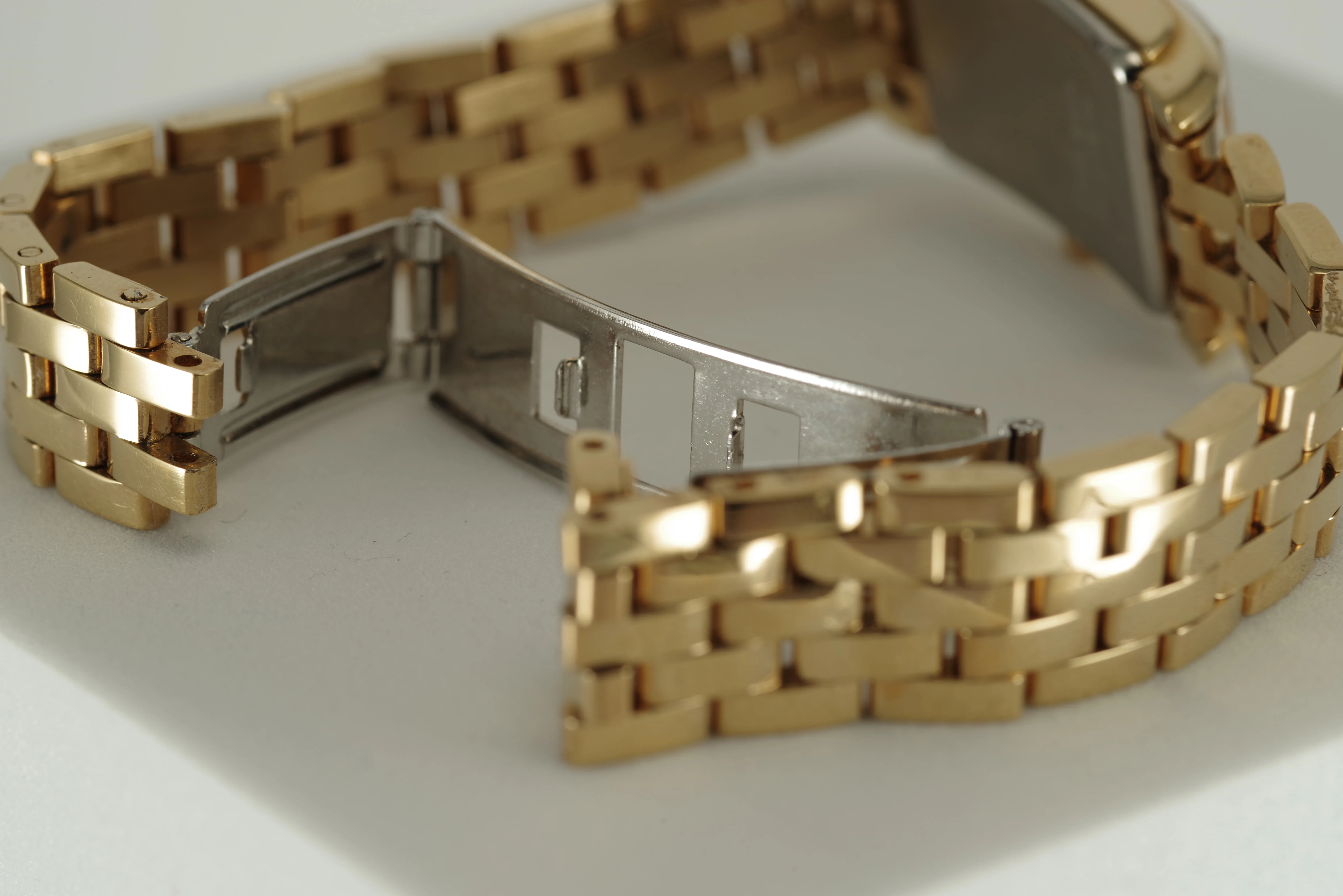 Damen Junghans Vintage Quarz Armbanduhr goldfarbenes Gehäuse mit Metallarmband Damen Junghans Vintage Quarz Armbanduhr goldfarbenes Gehäuse mit Metallarmband