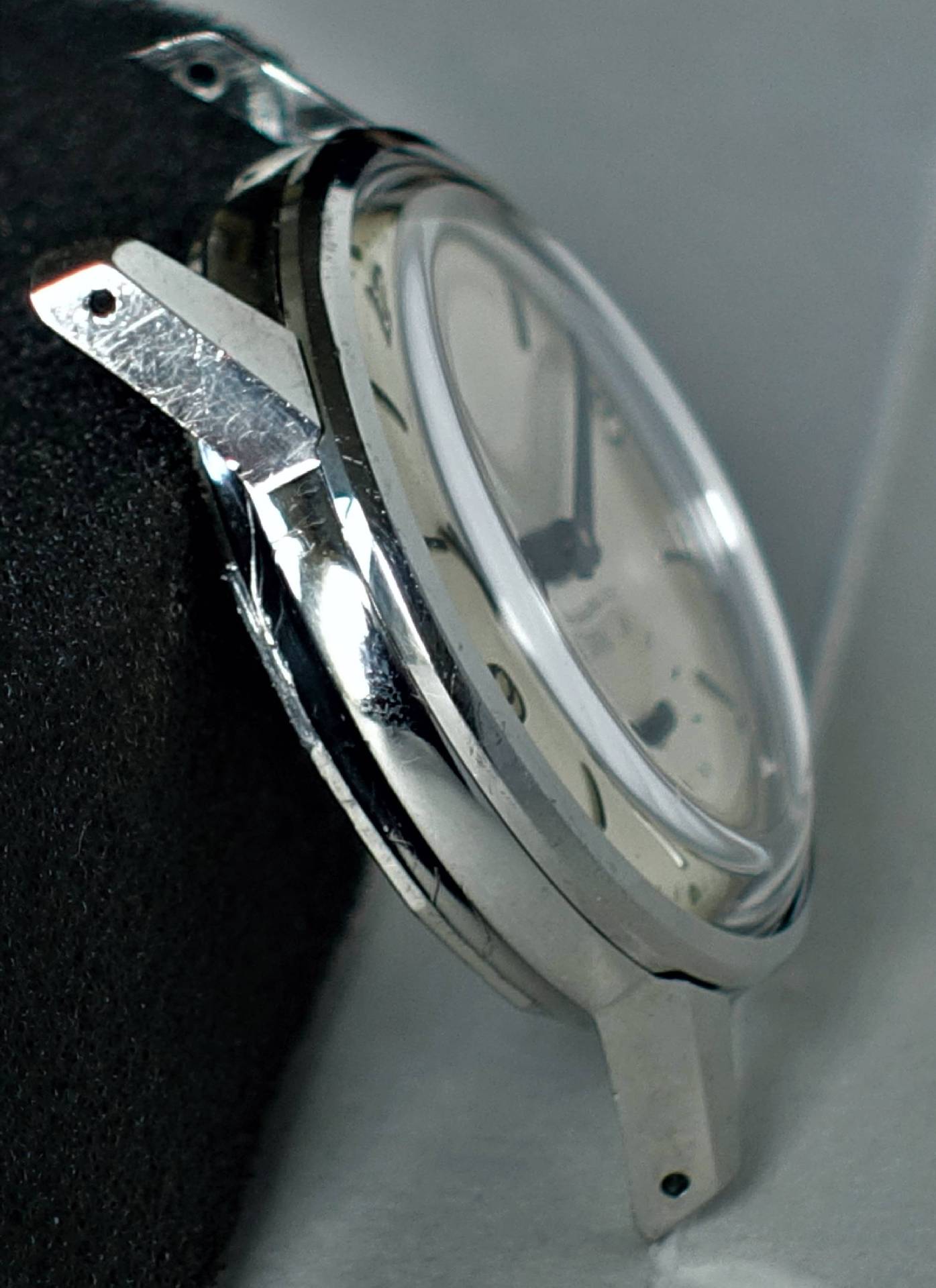 Seitenansicht einer hochwertigen Uhr mit silbernem Gehäuse und Zifferblatt