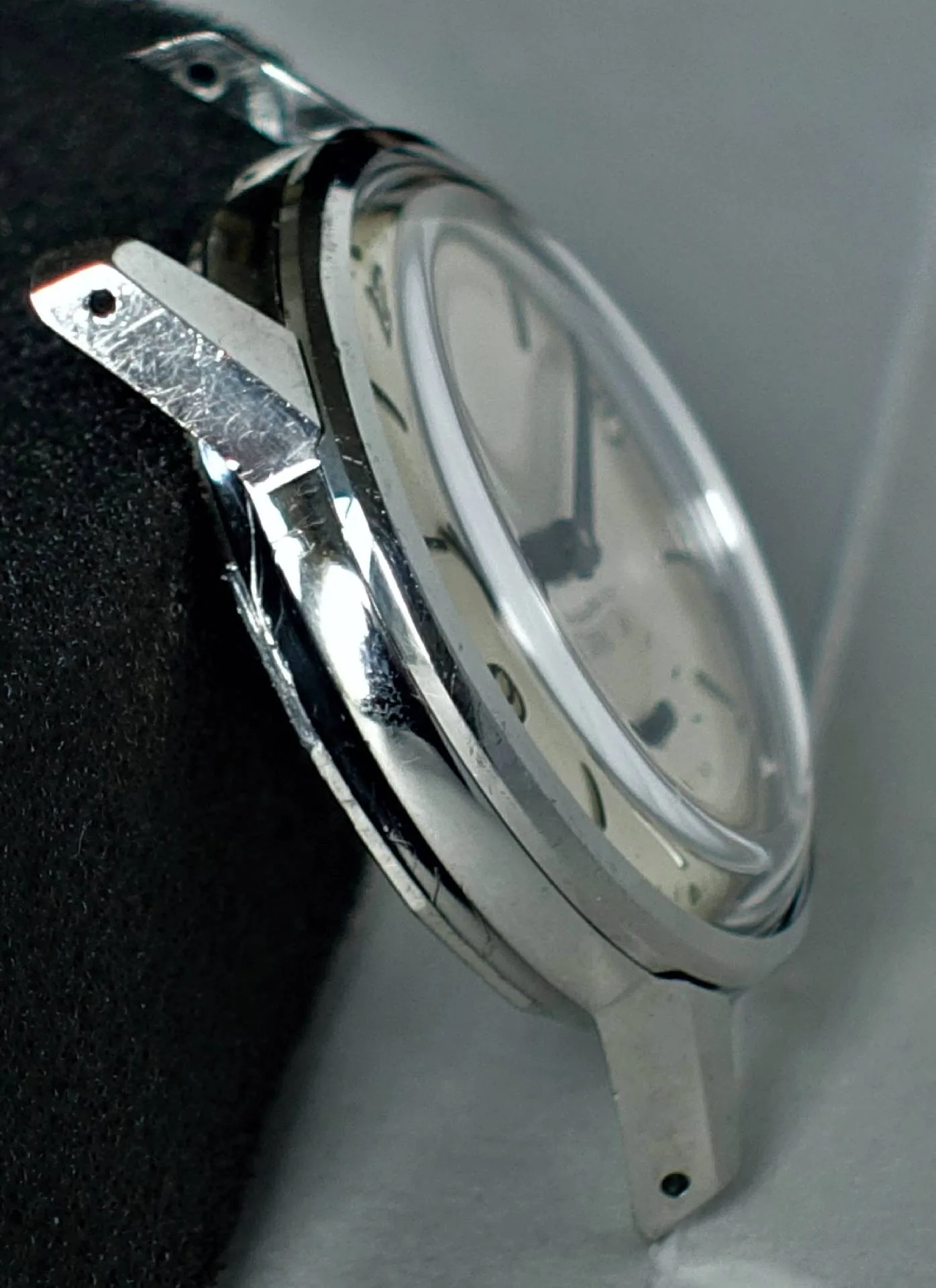 Seitenansicht einer hochwertigen Uhr mit silbernem Gehäuse und Zifferblatt