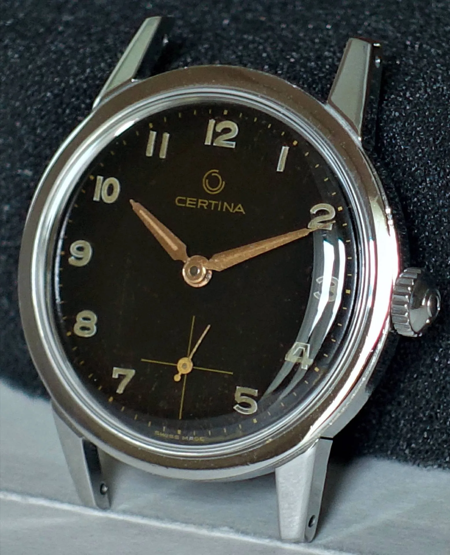 Certina Armbanduhr schwarz Schwarze Certina Armbanduhr mit silberfarbenem Gehäuse und goldfarbenen Zeigern.