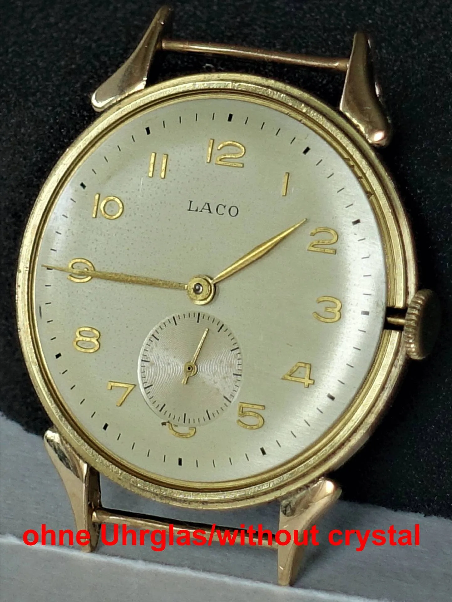 Laco Armbanduhr goldfarben Goldfarbene Armbanduhr mit hellem Zifferblatt und goldenen Zahlen, ohne Uhrglas.