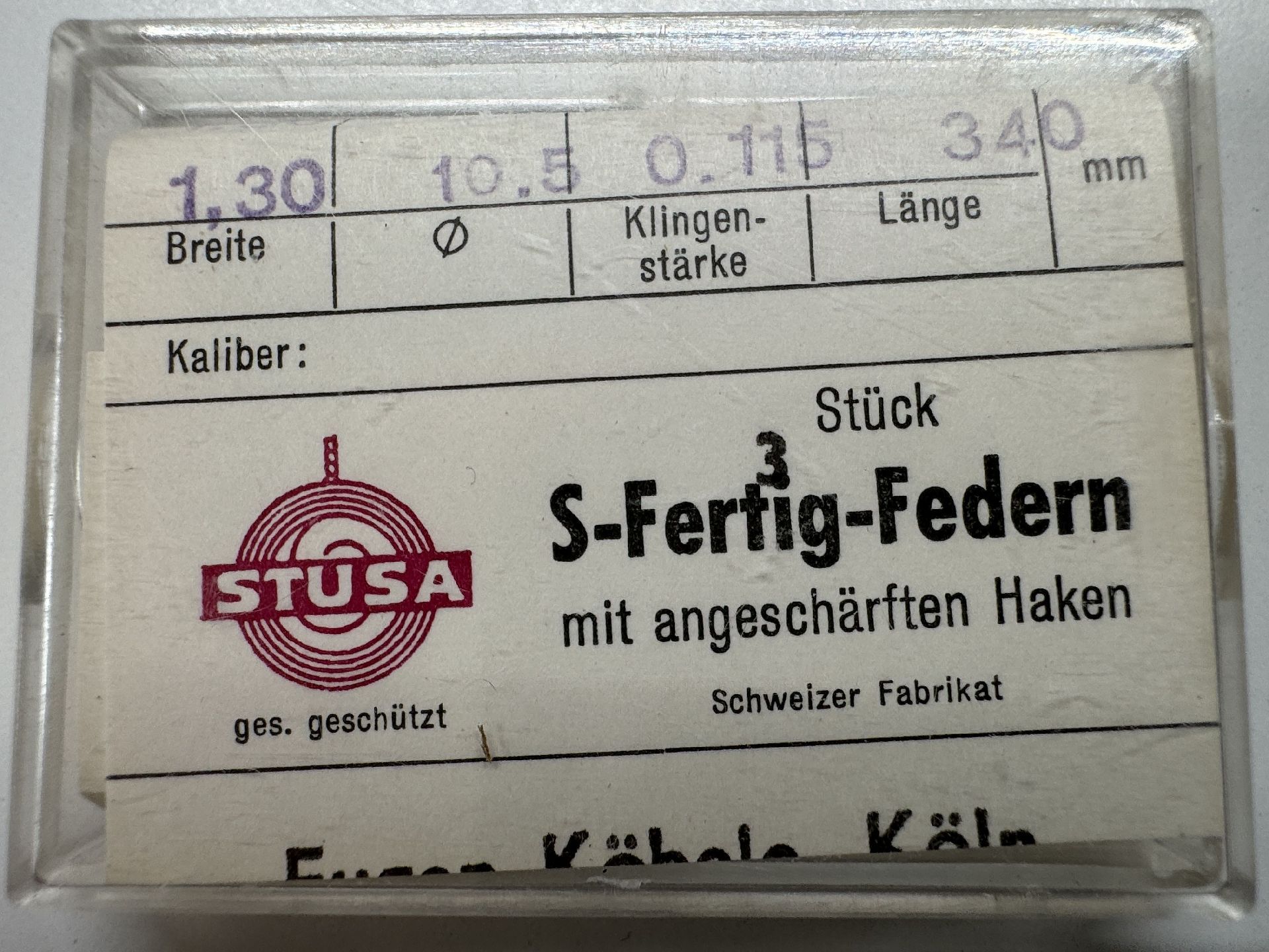 Verpackung mit drei S-Fertig-Federn für Uhren mit angeschärften Haken.