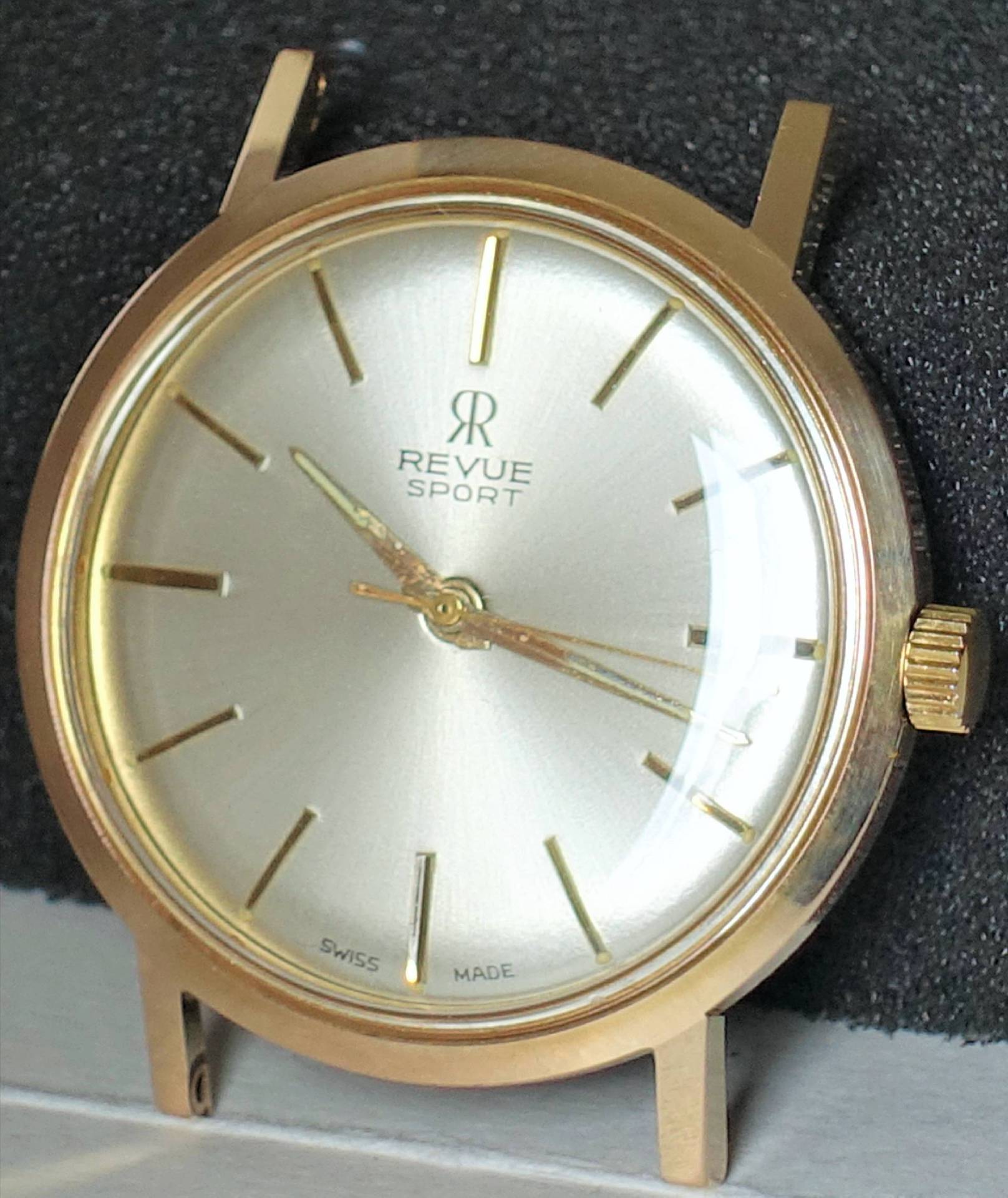 Goldfarbene Armbanduhr mit hellem Zifferblatt und goldenen Indizes.