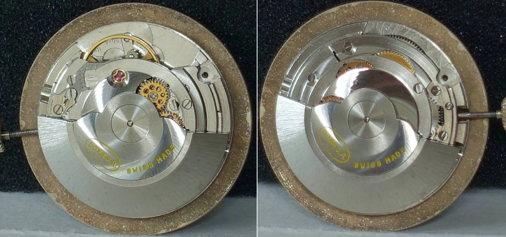 Silberfarbenes Automatik-Uhrwerk mit sichtbaren Zahnrädern und Schwungmasse, Beschriftung "DOXA S.A. SWISS MADE".