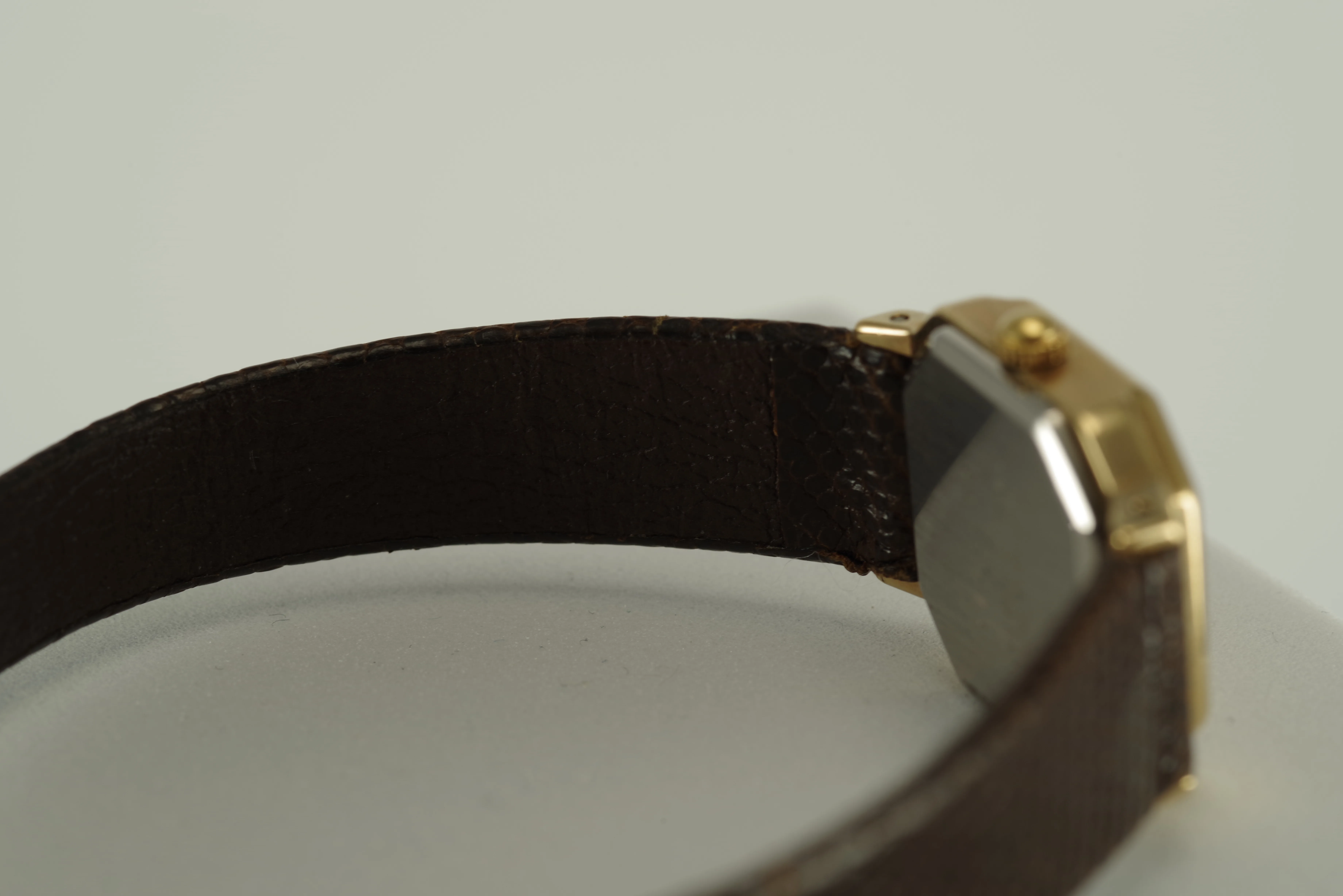 Damen Junghans Vintage Quarz Armbanduhr Delaville goldfarbenes Gehäuse braunes Armband Damen Junghans Vintage Quarz Armbanduhr Delaville goldfarbenes Gehäuse braunes Armband