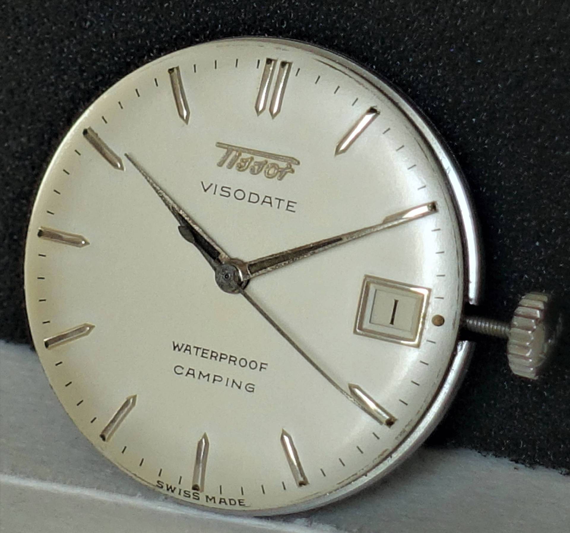 Silberfarbenes Zifferblatt einer Tissot Visodate Armbanduhr mit Zeigern und Datumsanzeige.