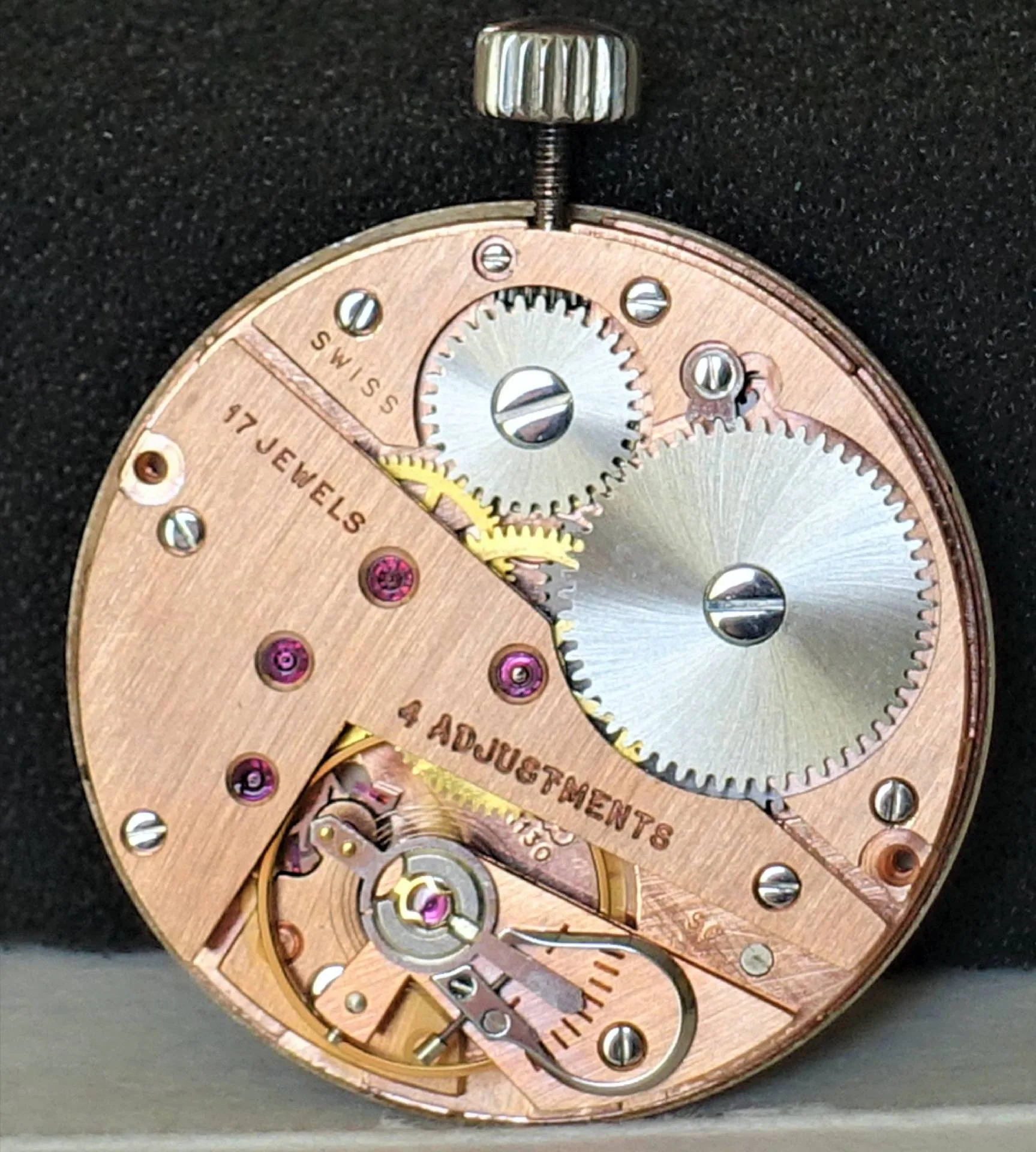 Detailaufnahme eines Uhrwerks mit Zahnrädern und Edelsteinen, das für mechanische Uhren verwendet wird.