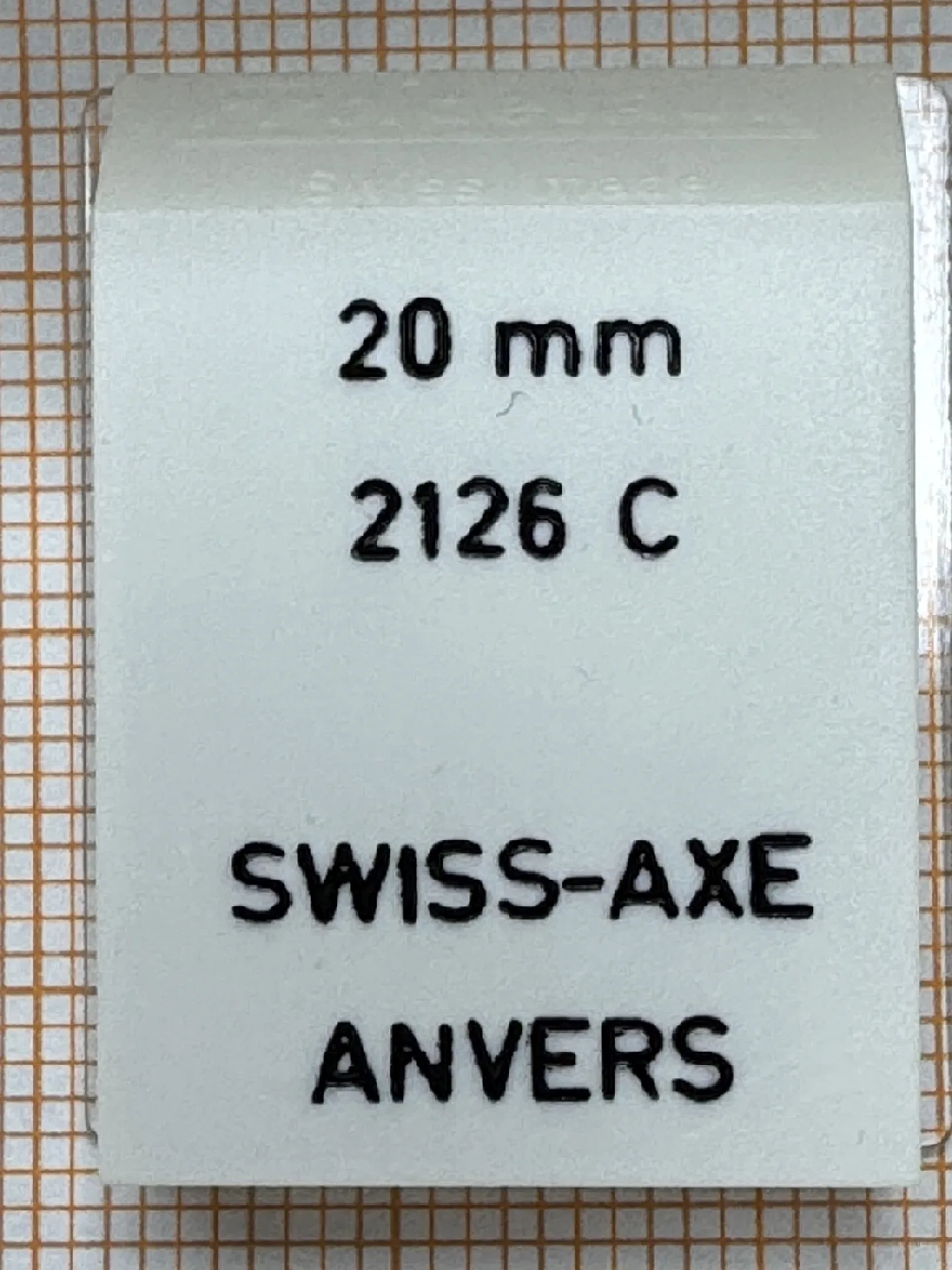 Swiss-Axe Uhrmacherwerkzeug Weißes Uhrmacherwerkzeug mit schwarzer Beschriftung für Uhrenreparatur.
