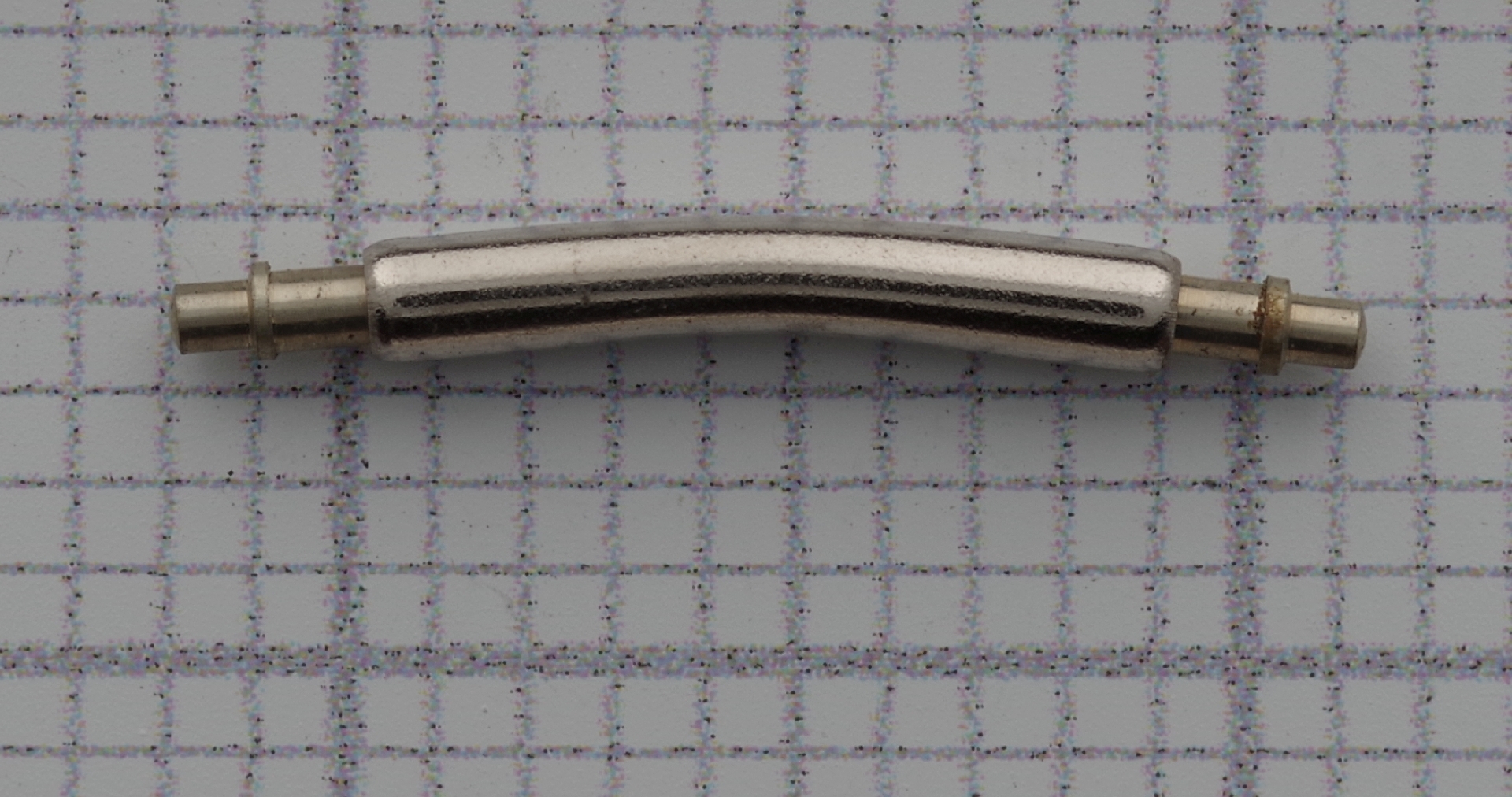 Gebogener Federsteg aus silberfarbenem Edelstahl für Uhrenarmbänder.