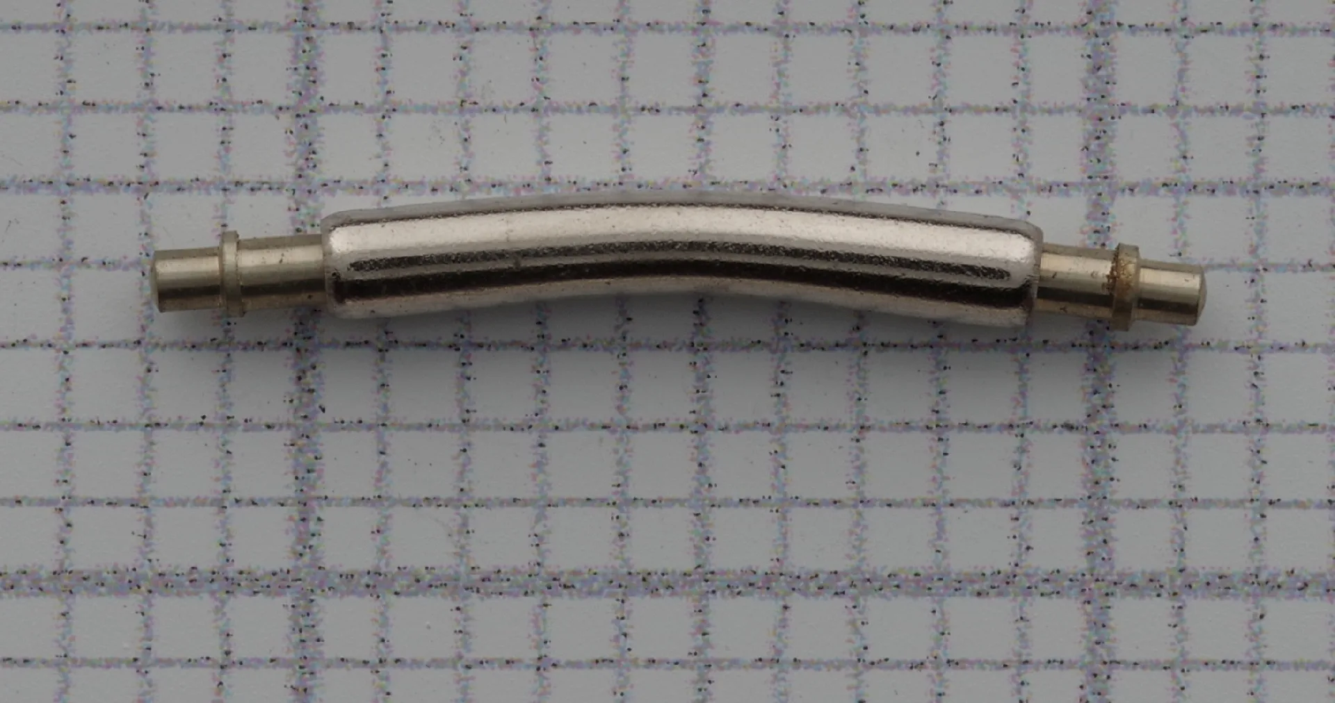 Gebogener Federsteg Edelstahl Gebogener Federsteg aus silberfarbenem Edelstahl für Uhrenarmbänder.