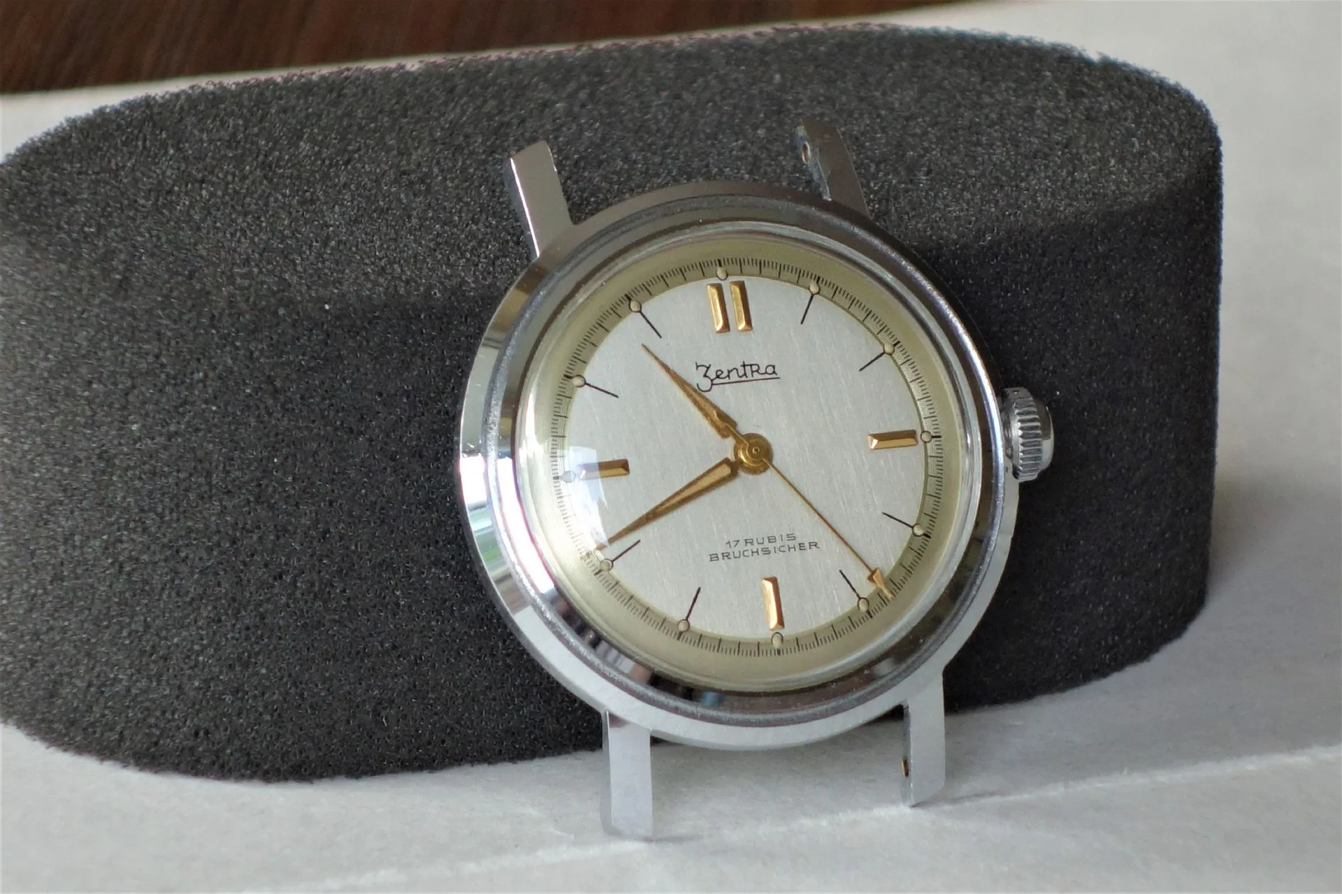 Mechanische Armbanduhr silberfarben Silberfarbene mechanische Armbanduhr mit hellem Zifferblatt und goldfarbenen Zeigern.