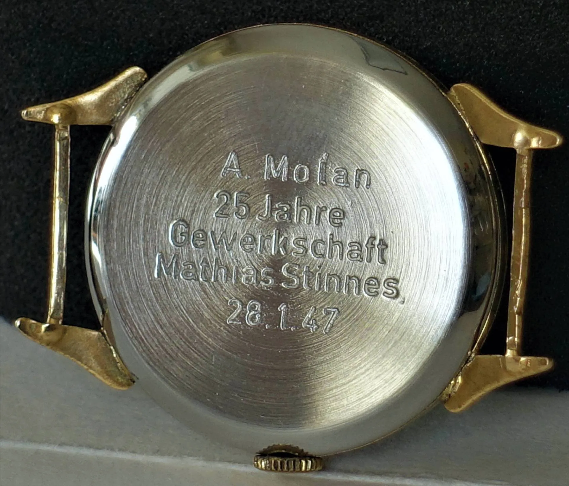 Uhrboden silberfarben Silberfarbener Uhrboden mit Gravur und goldfarbenen Bandanstößen.