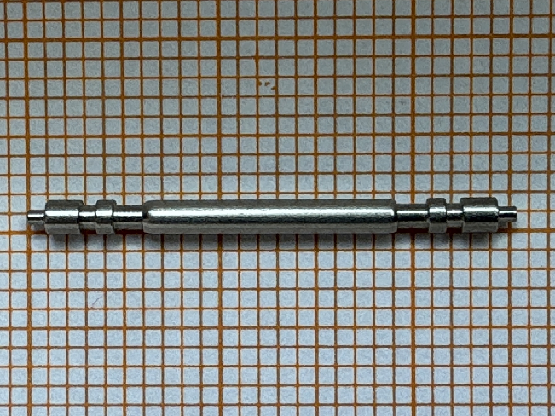 Metallener Federsteg für Uhrenarmbänder.