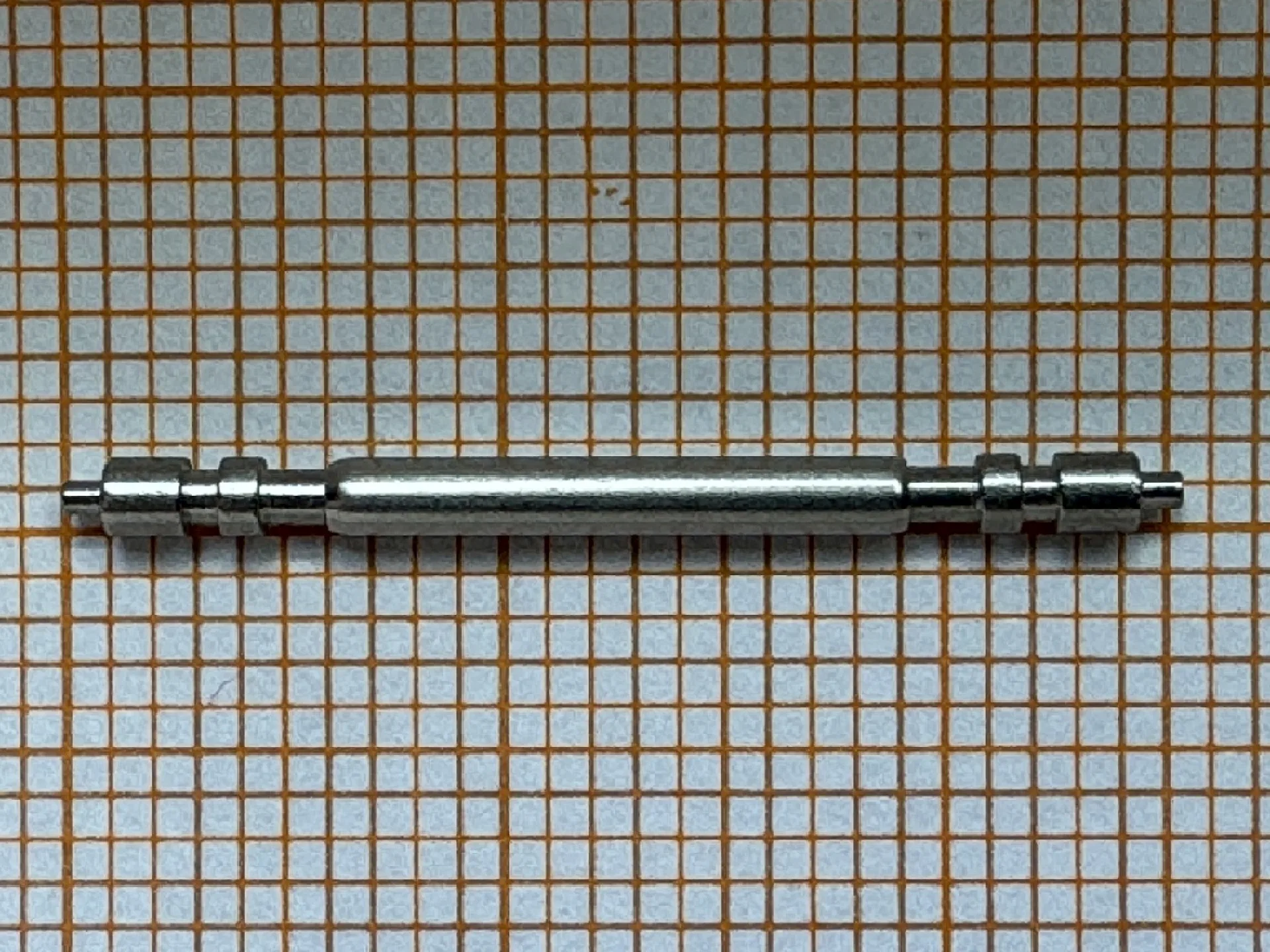 Metallener Federsteg für Uhrenarmbänder.