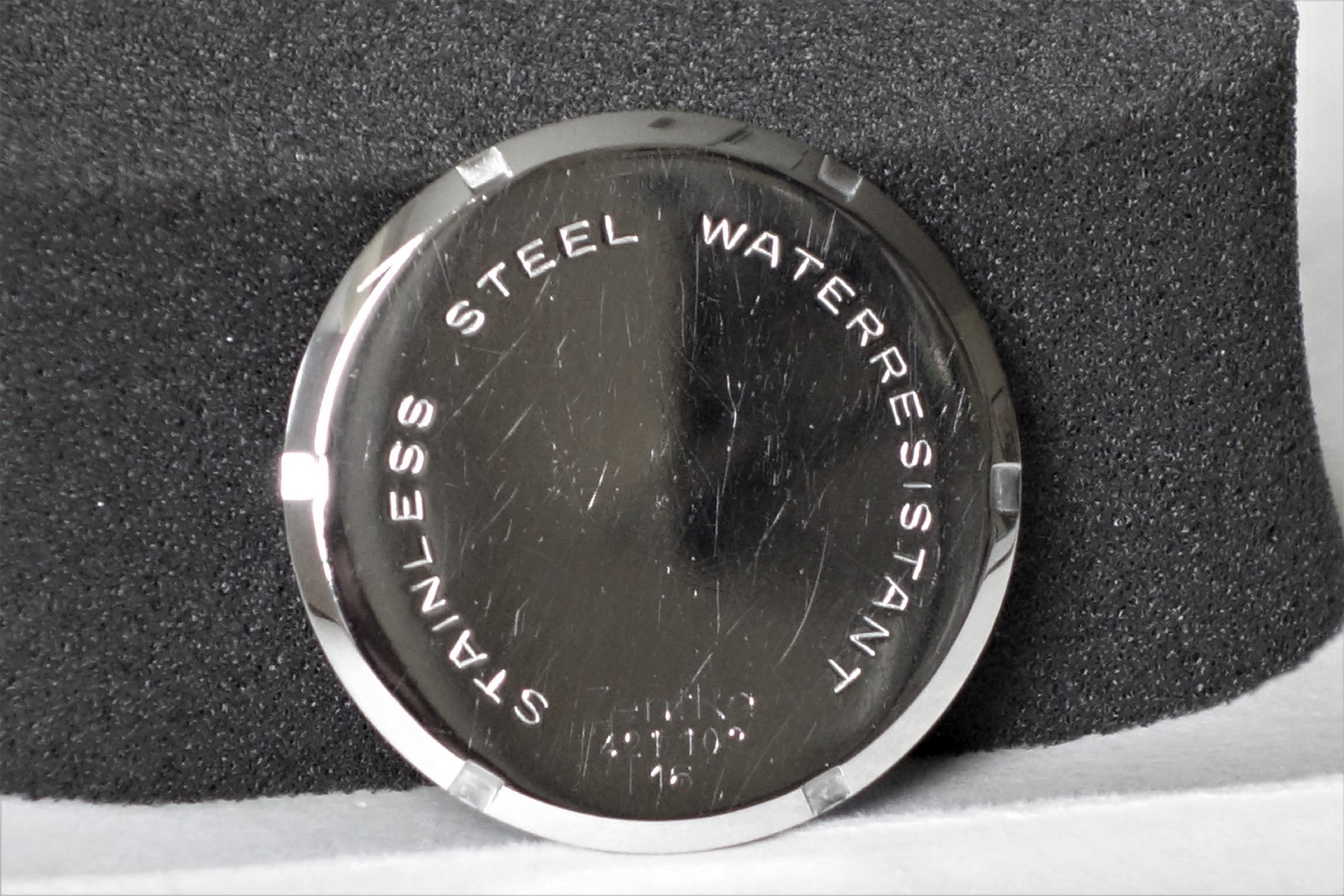 Silberfarbener Uhrenboden mit Gravur für Armbanduhren.