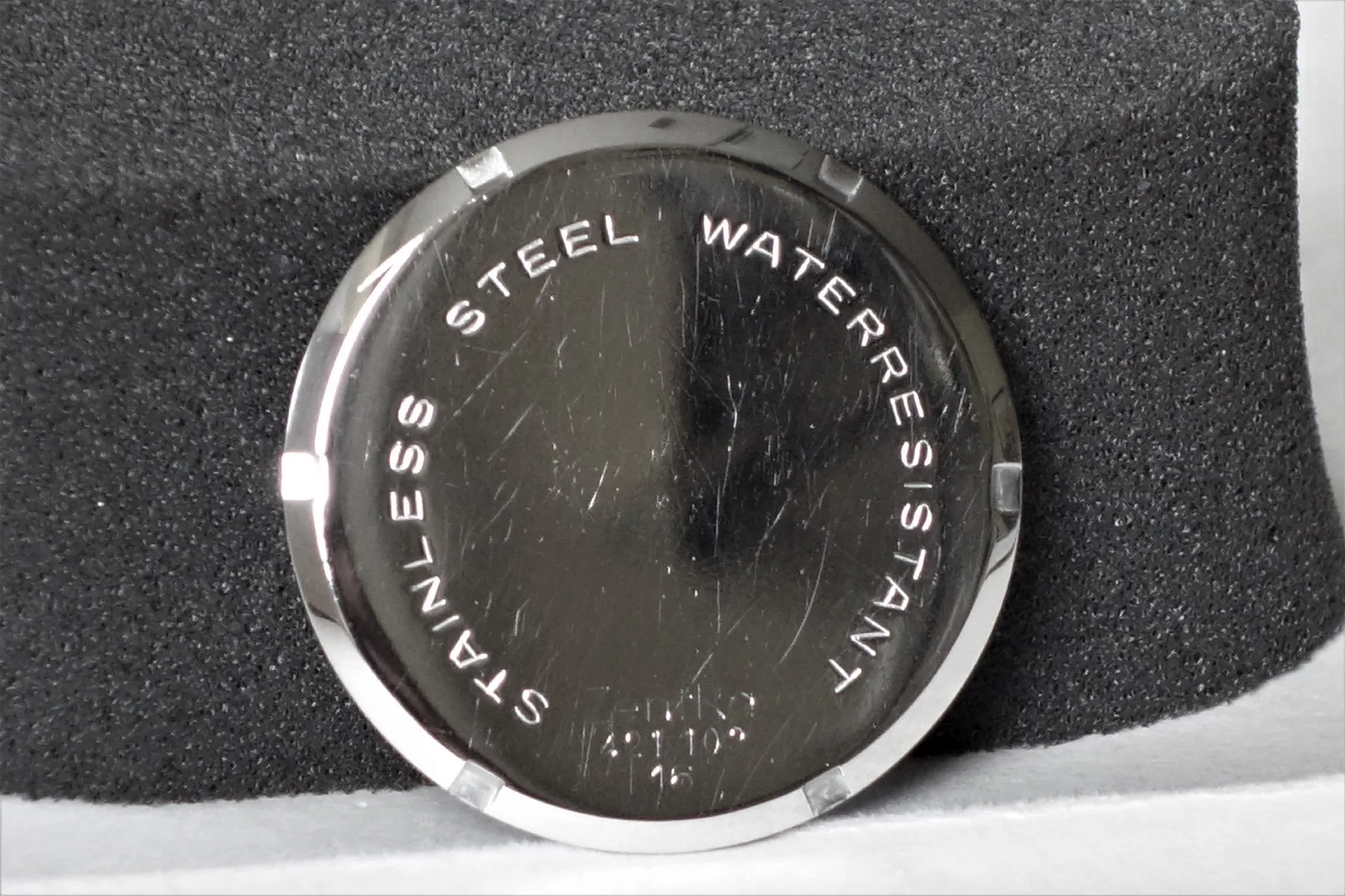 Uhrenboden silberfarben Silberfarbener Uhrenboden mit Gravur für Armbanduhren.