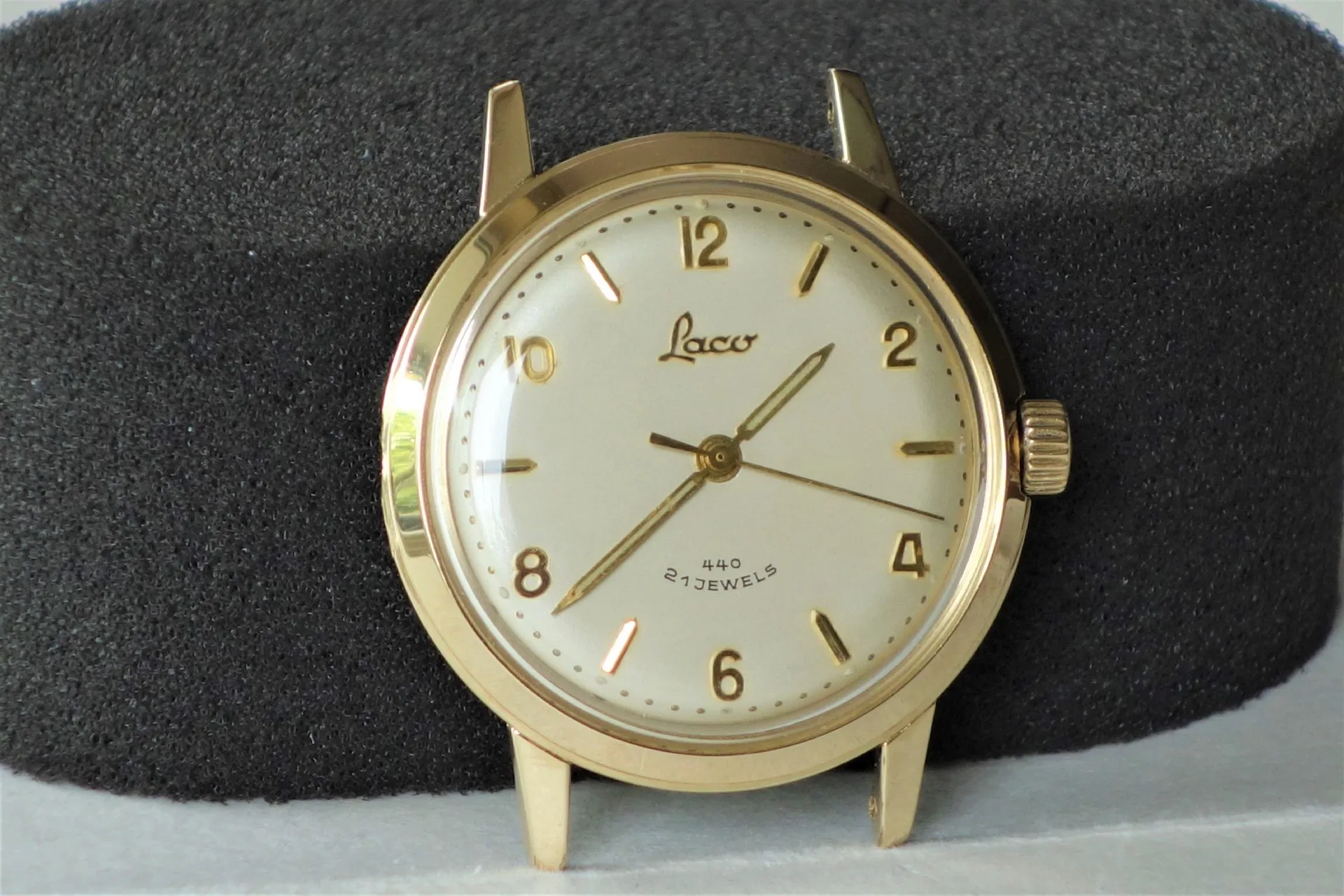 Uhrgehäuse goldfarben Rundes Uhrgehäuse in goldfarbener Optik mit hellem Zifferblatt und goldfarbenen Zeigern.